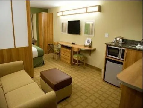 Kitchen or kitchenette in Microtel Inn & Suites by Wyndham Saraland