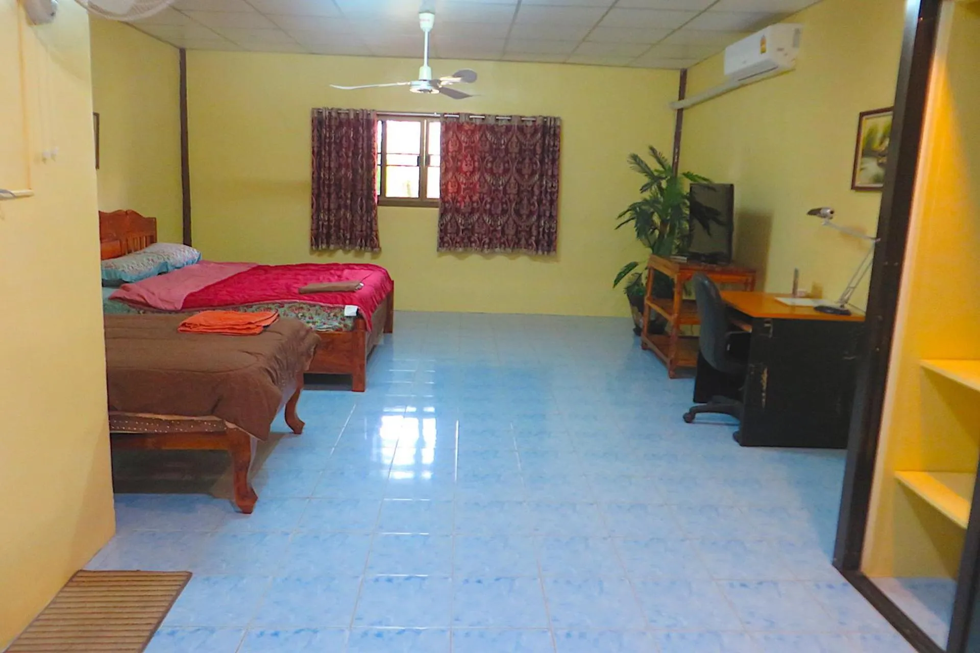 Photo of the whole room, Bed in Isaan Perazim Park