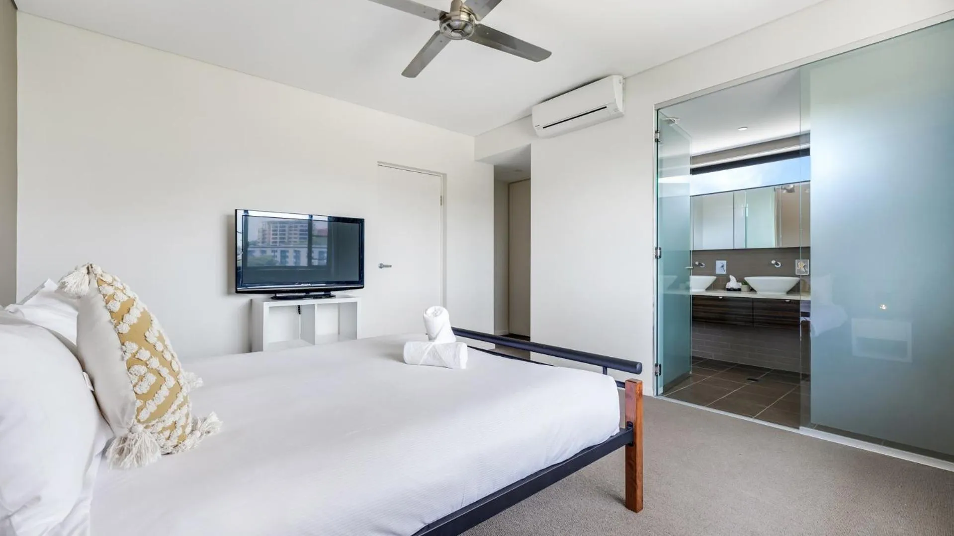 Bedroom, Bed in Darwin Waterfront Short Stay Apartments