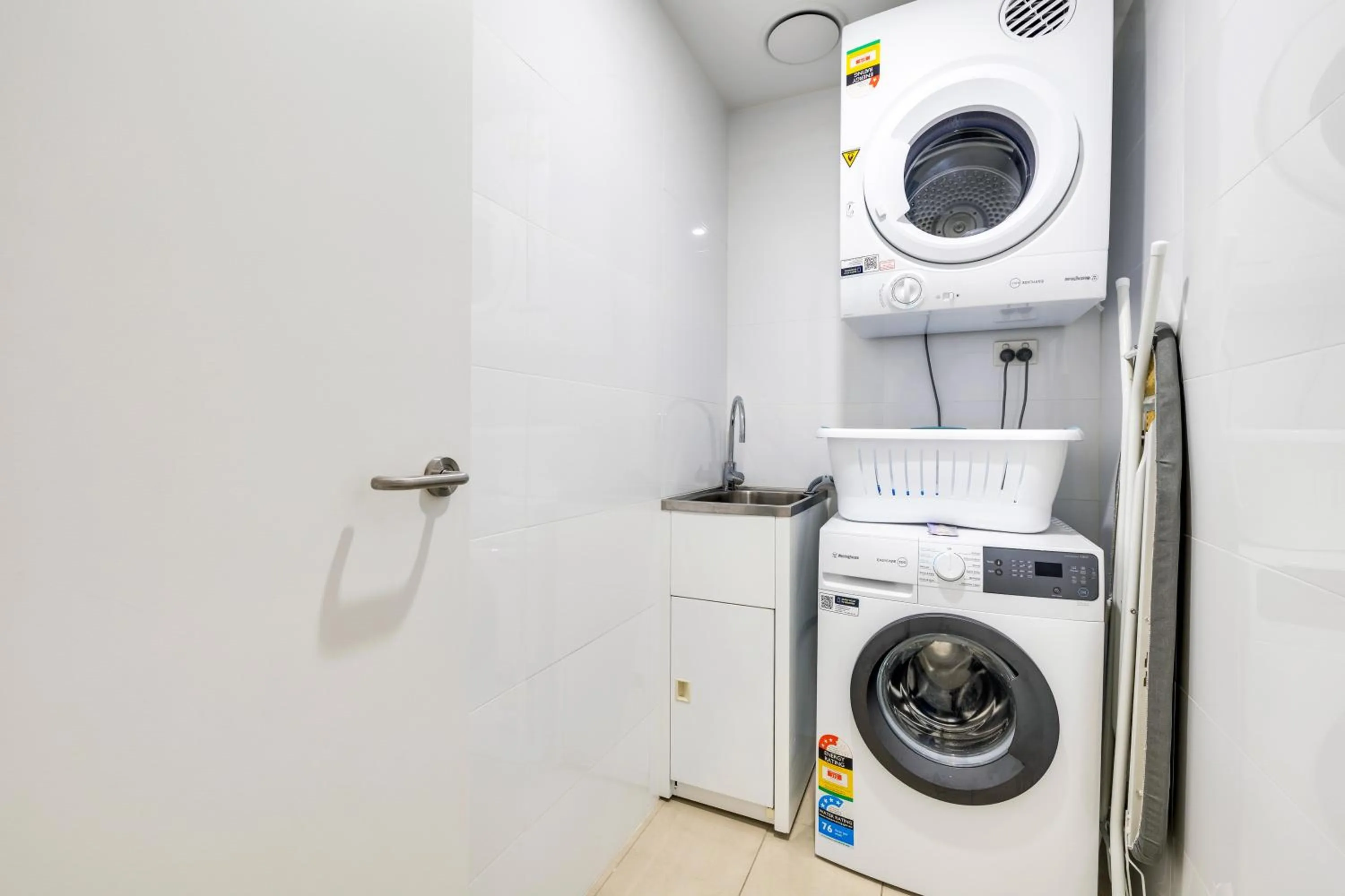 washing machine in Darwin Waterfront Short Stay Apartments