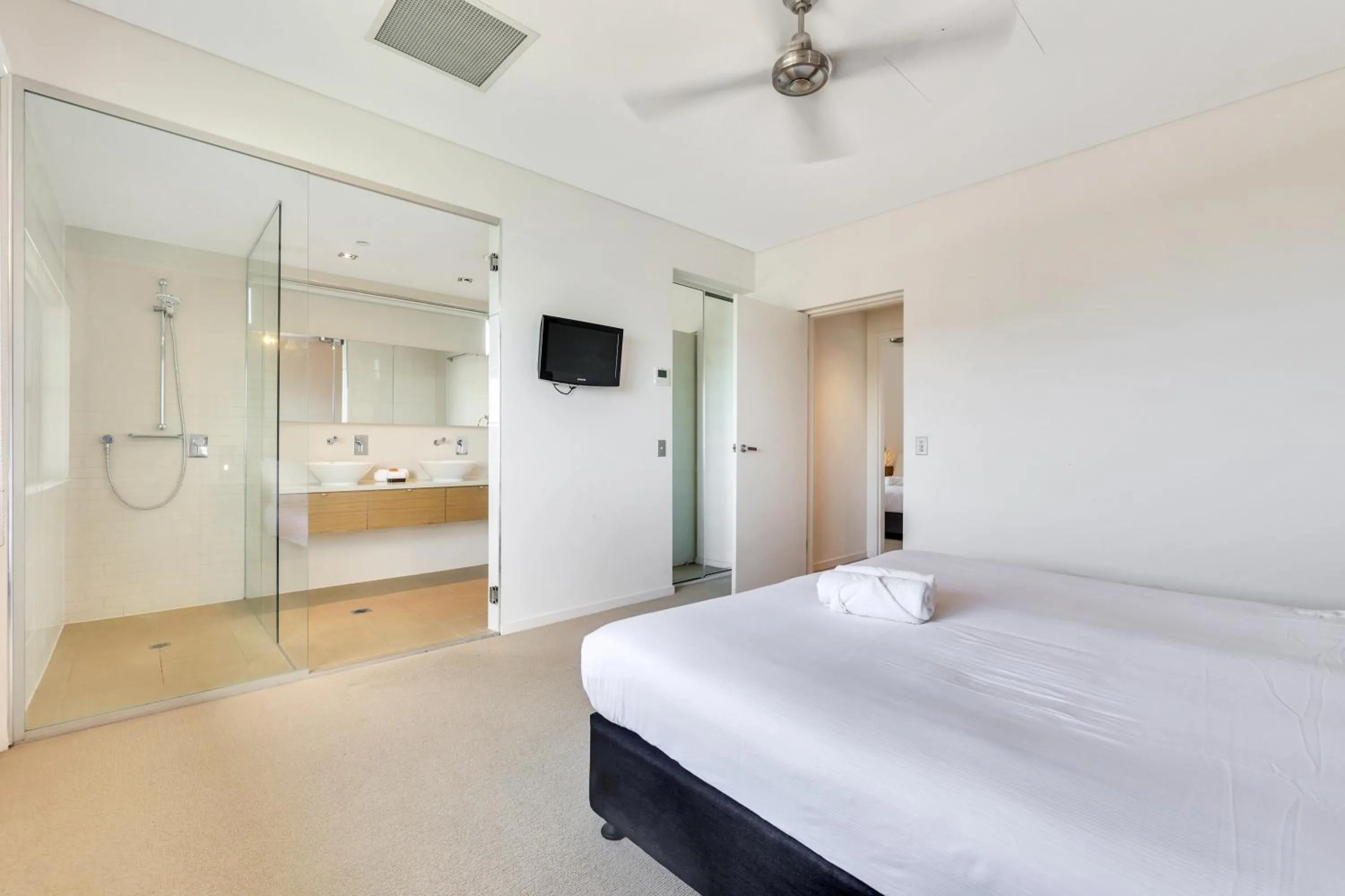 Bedroom, Bed in Darwin Waterfront Short Stay Apartments