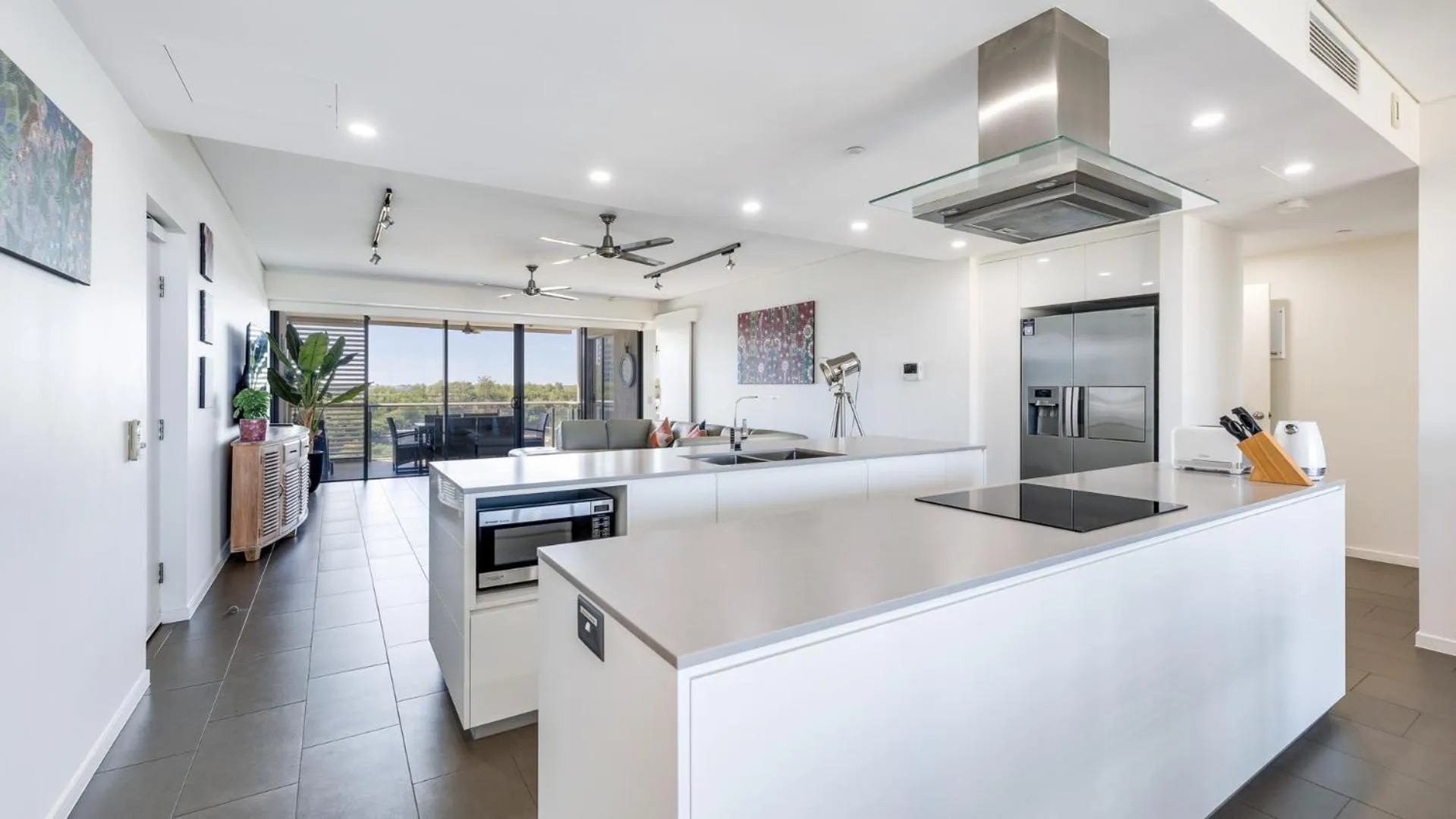 Kitchen or kitchenette in Darwin Waterfront Short Stay Apartments