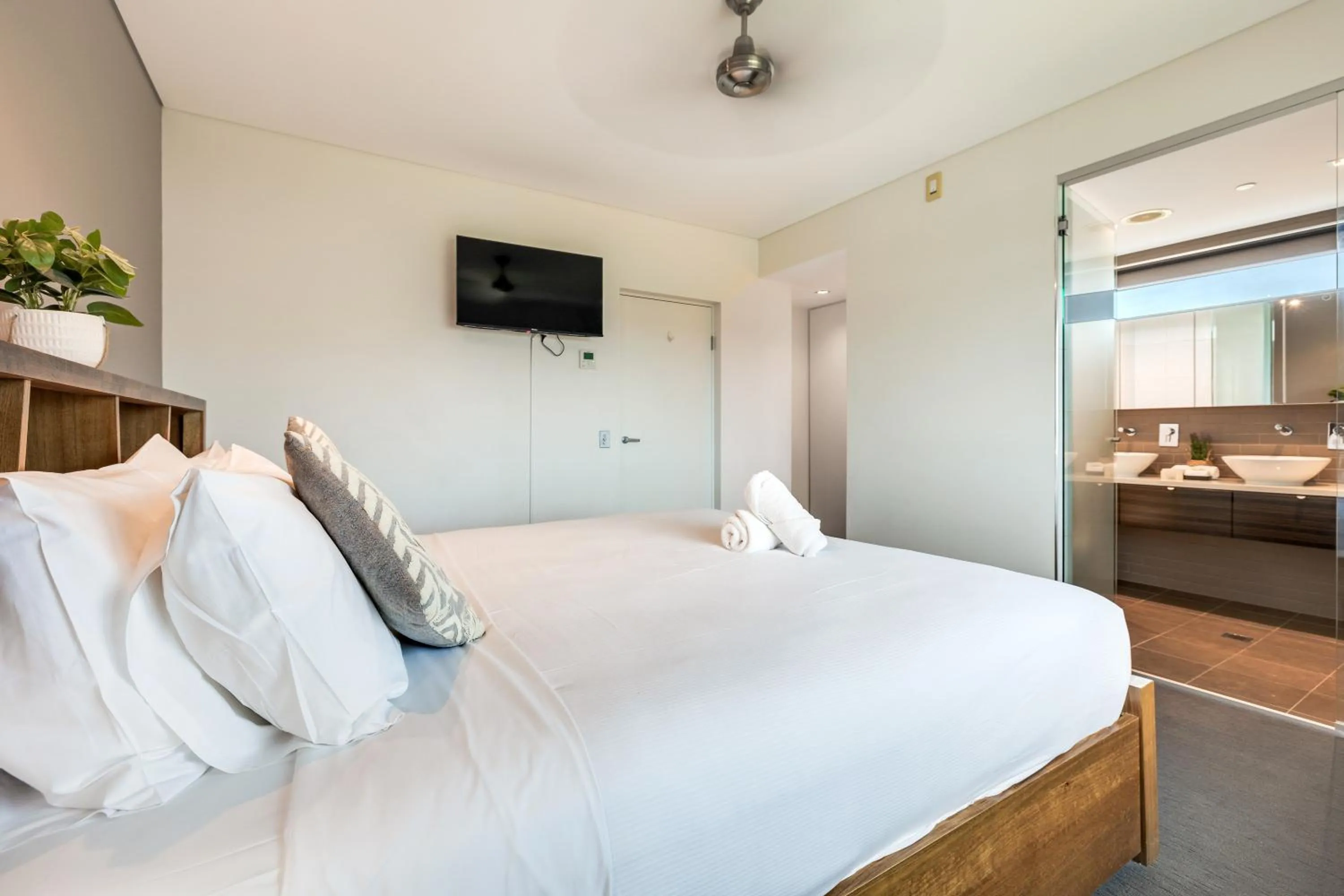 Bedroom, Bed in Darwin Waterfront Short Stay Apartments