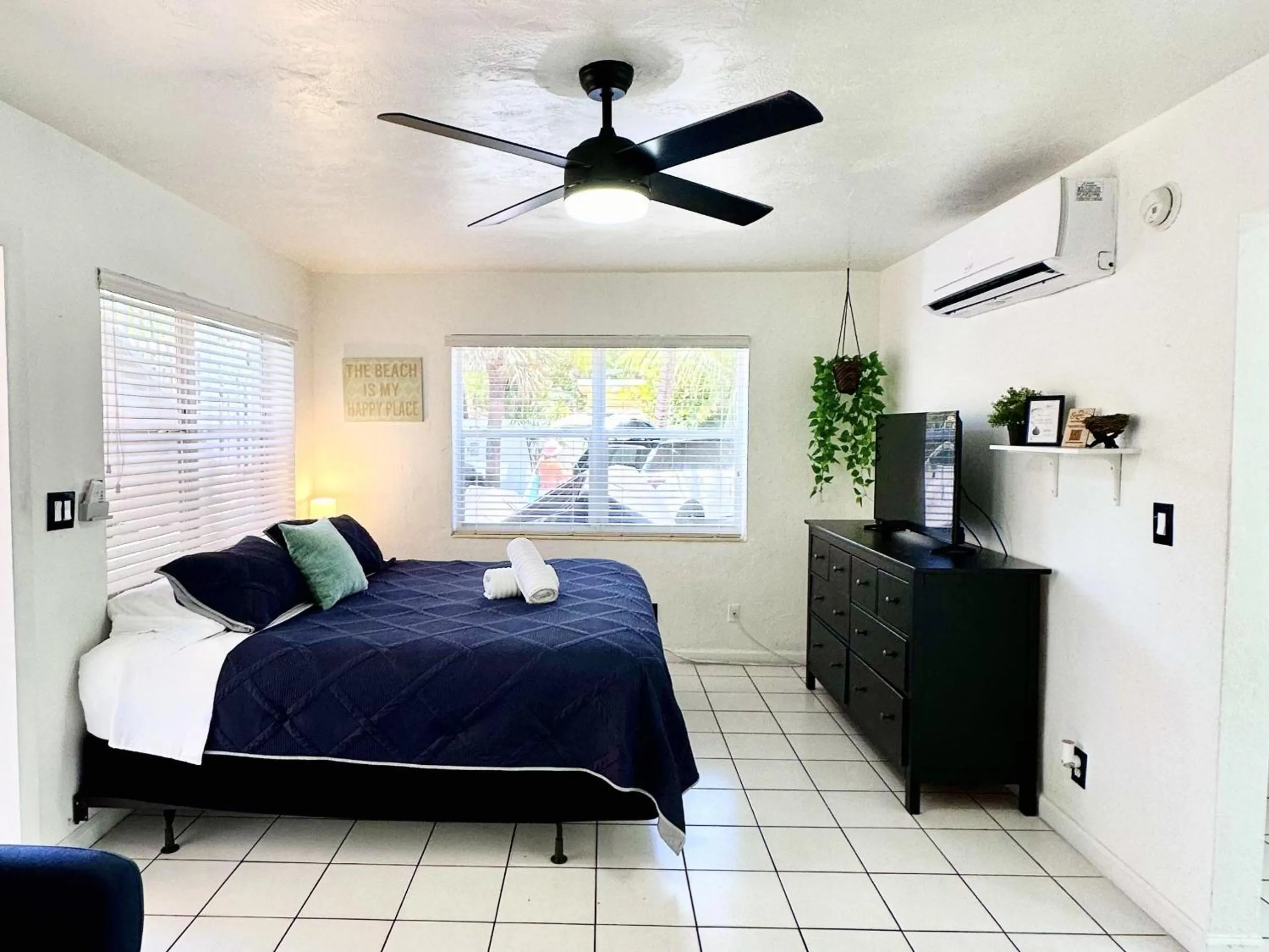 Bed in Southwinds Inn by The Gold Nests