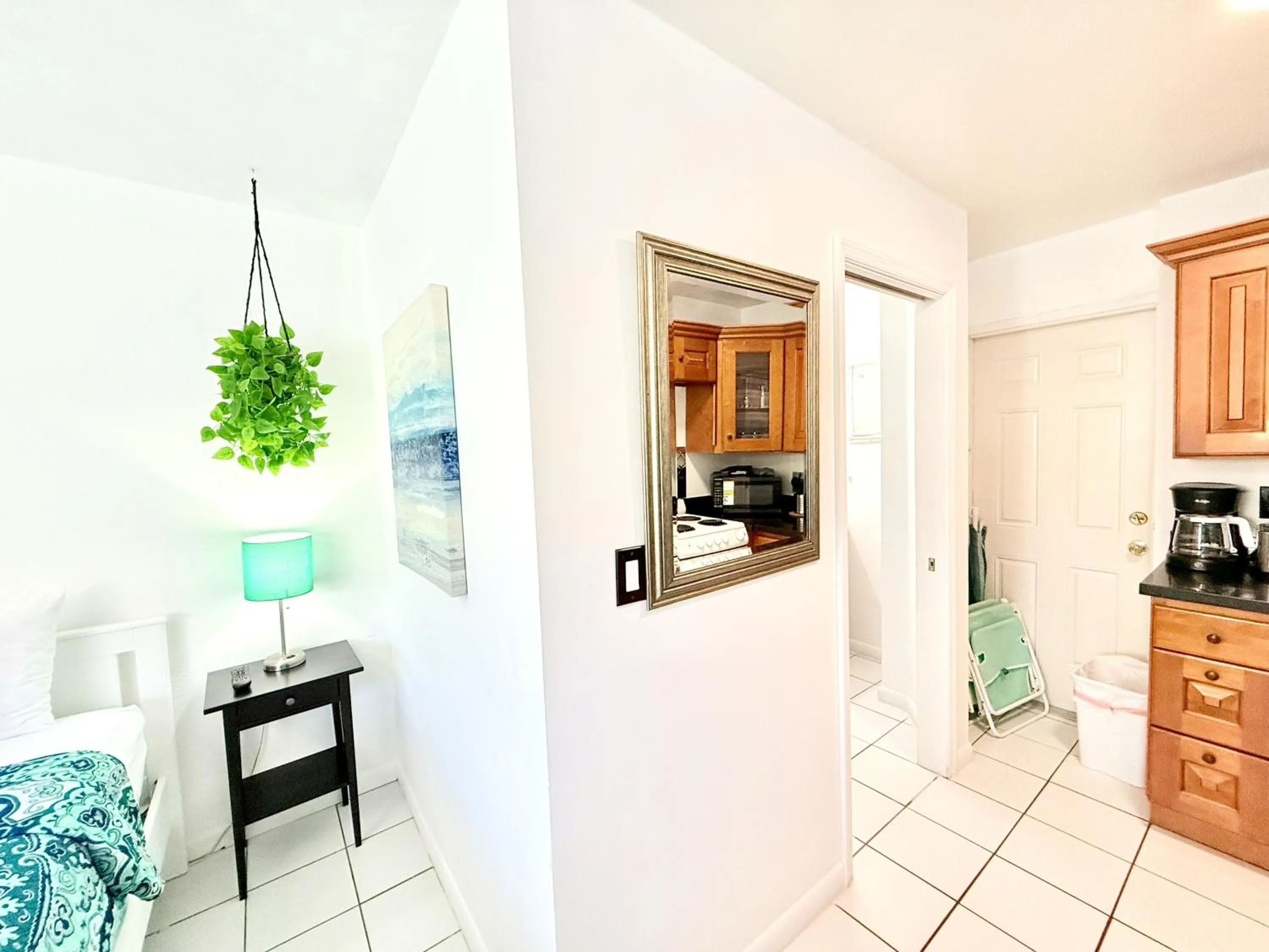 TV and multimedia in Southwinds Inn by The Gold Nests