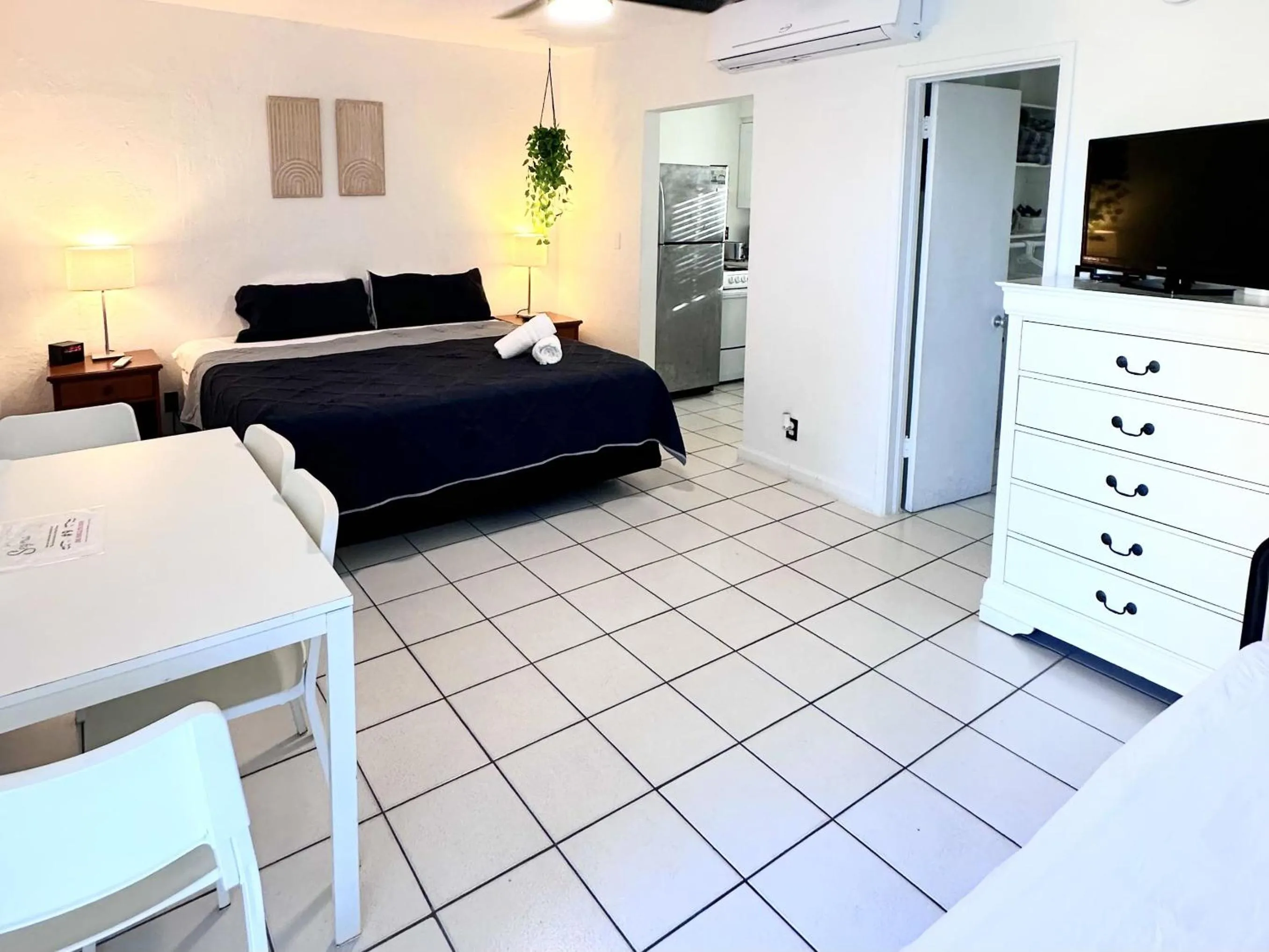 Bed in Southwinds Inn by The Gold Nests