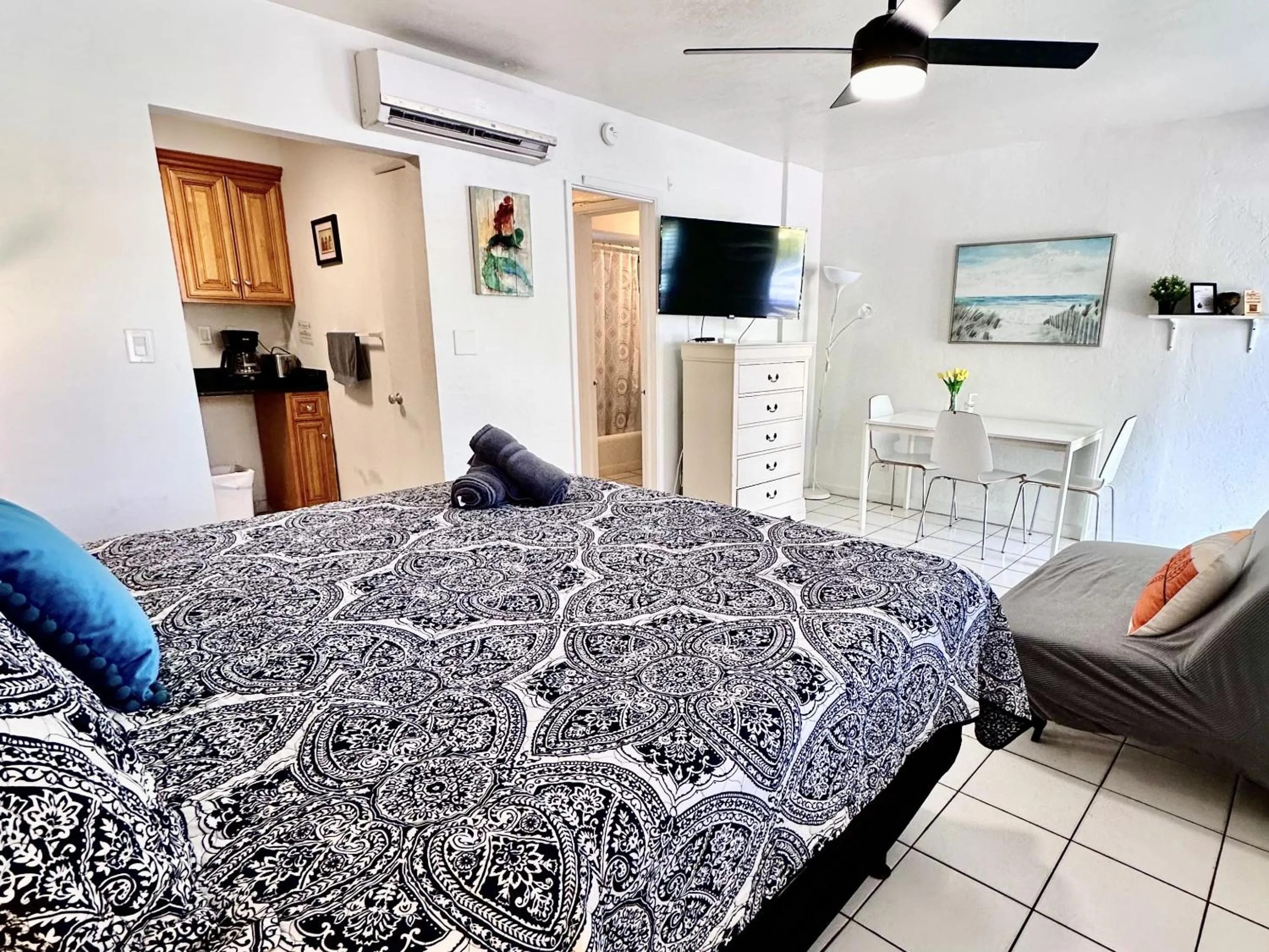 BBQ facilities, Bed in Southwinds Inn by The Gold Nests