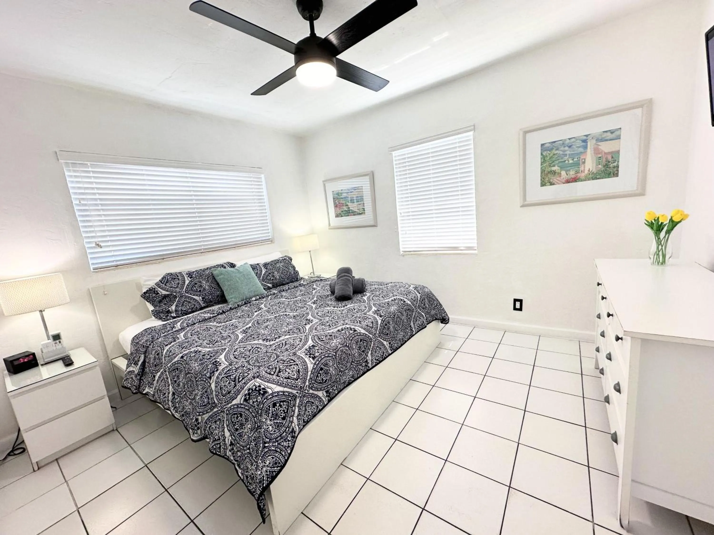 Bed in Southwinds Inn by The Gold Nests