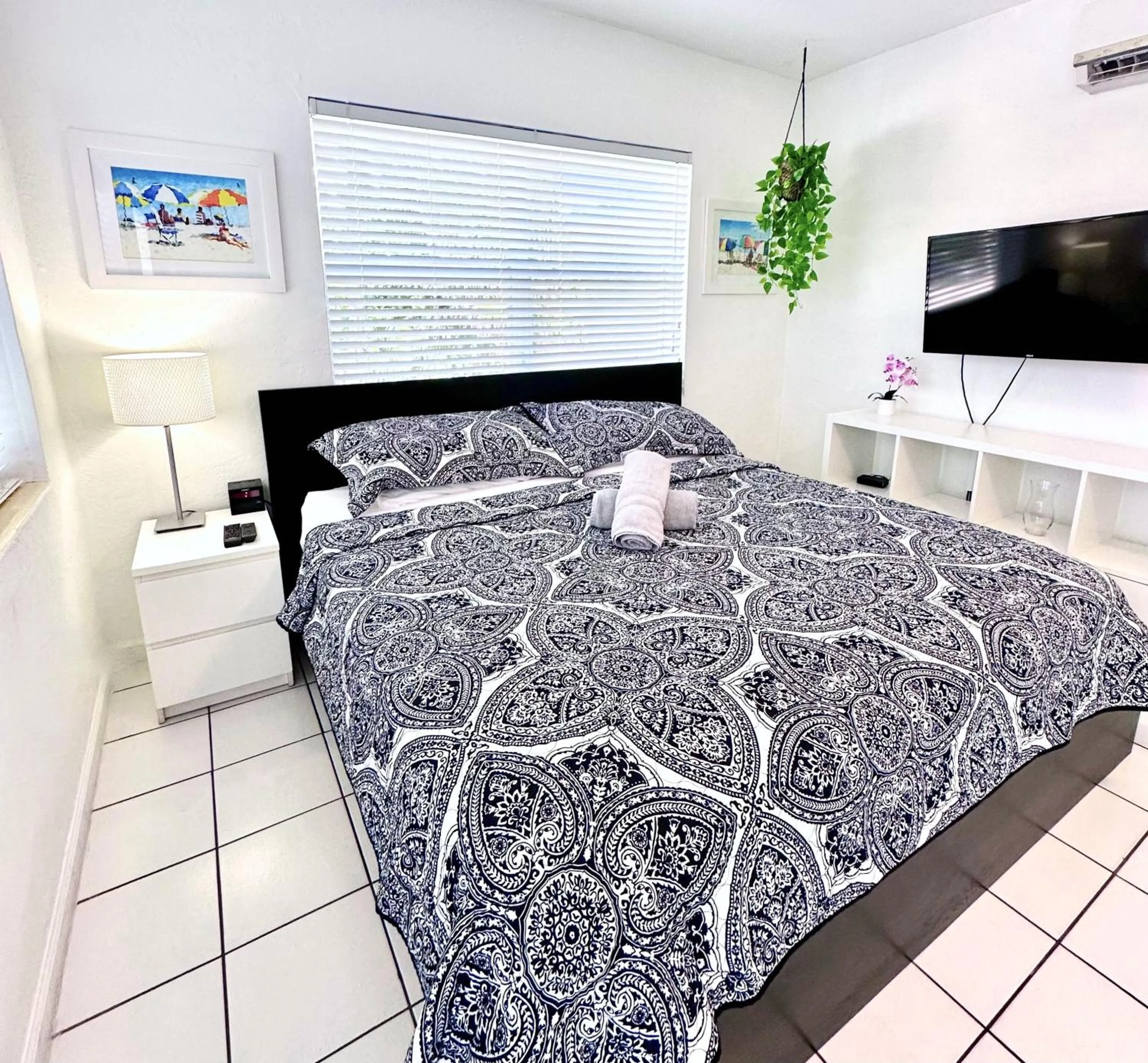 Bed in Southwinds Inn by The Gold Nests