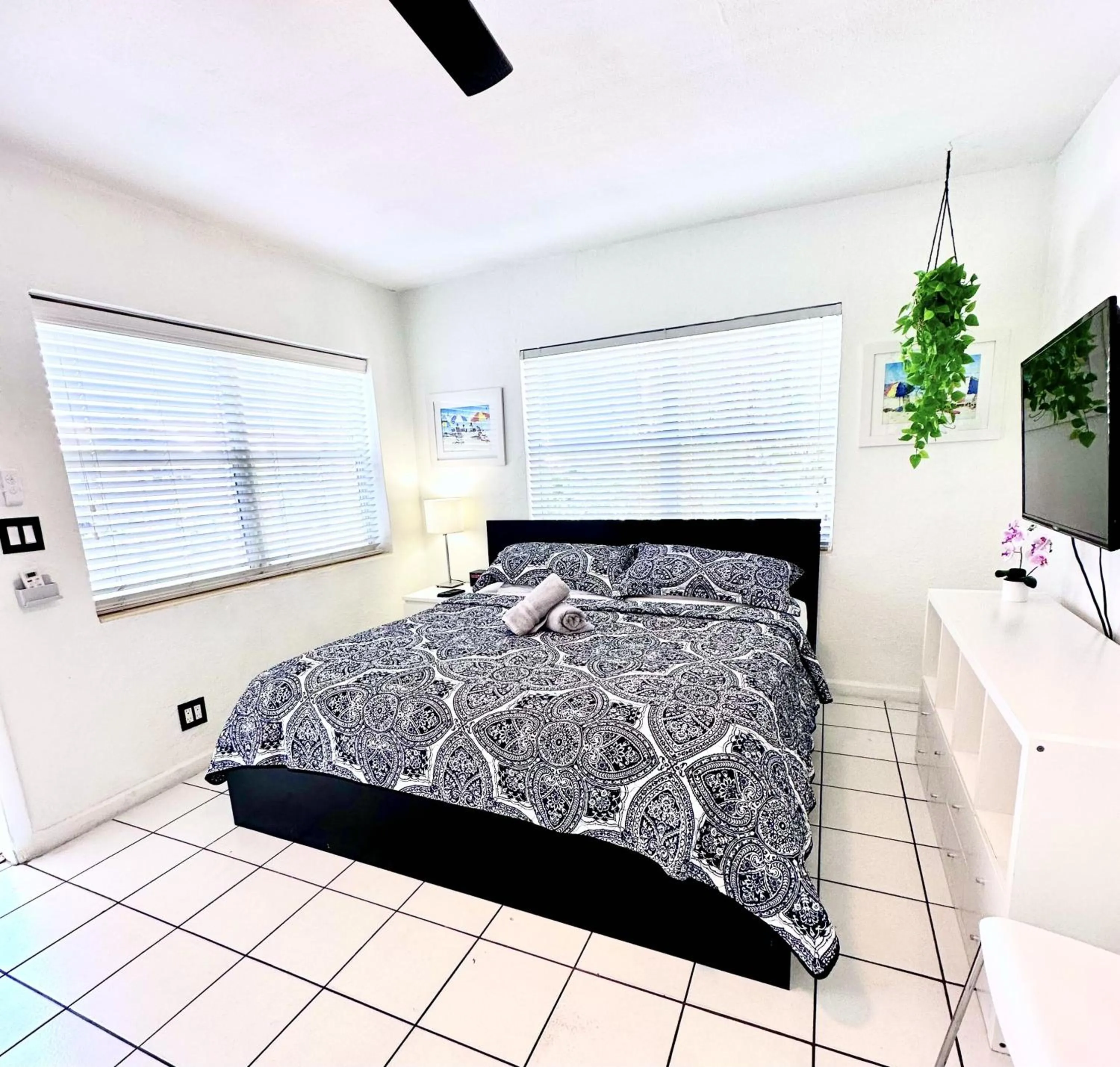 Bed in Southwinds Inn by The Gold Nests