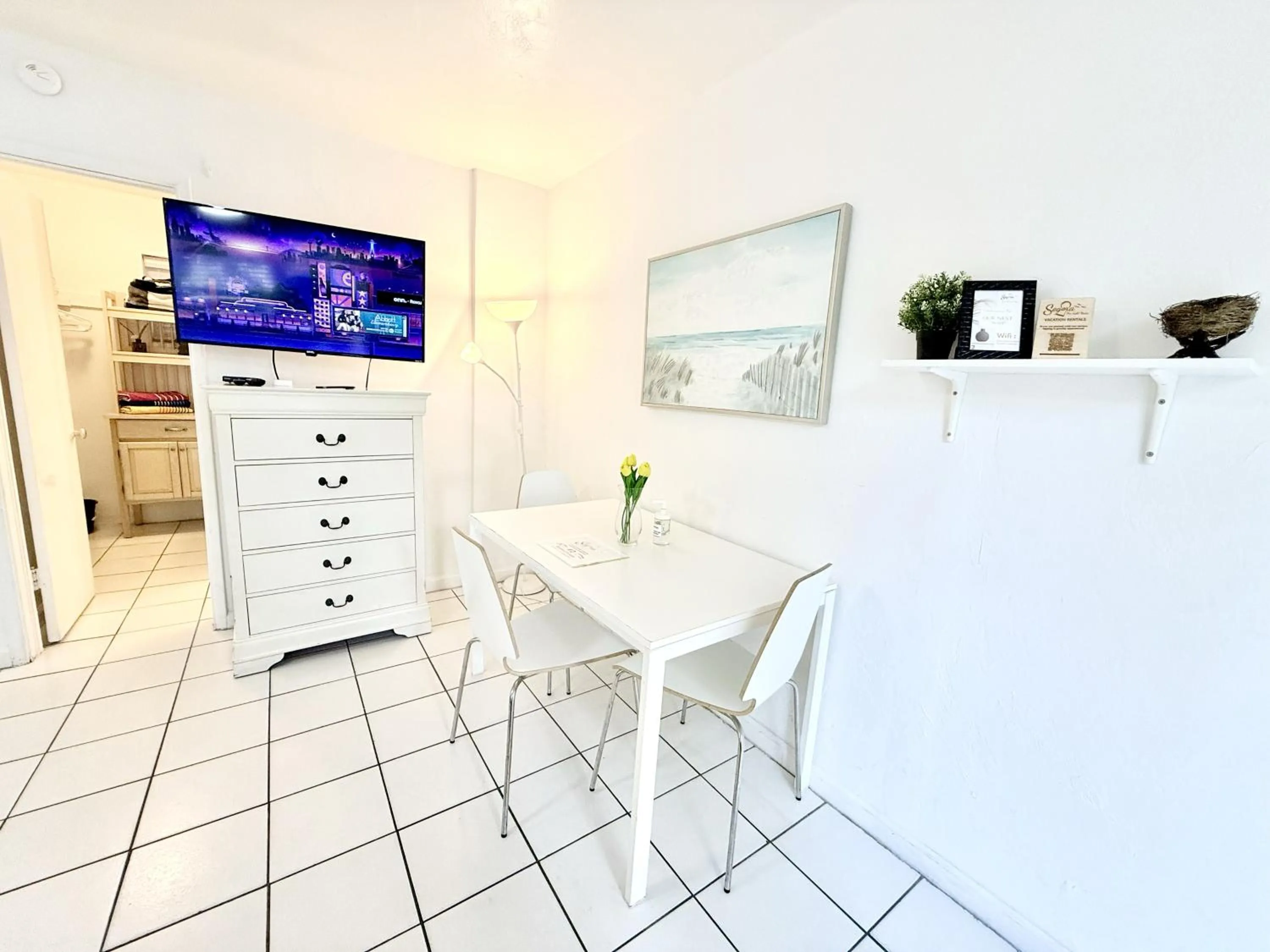 TV and multimedia in Southwinds Inn by The Gold Nests