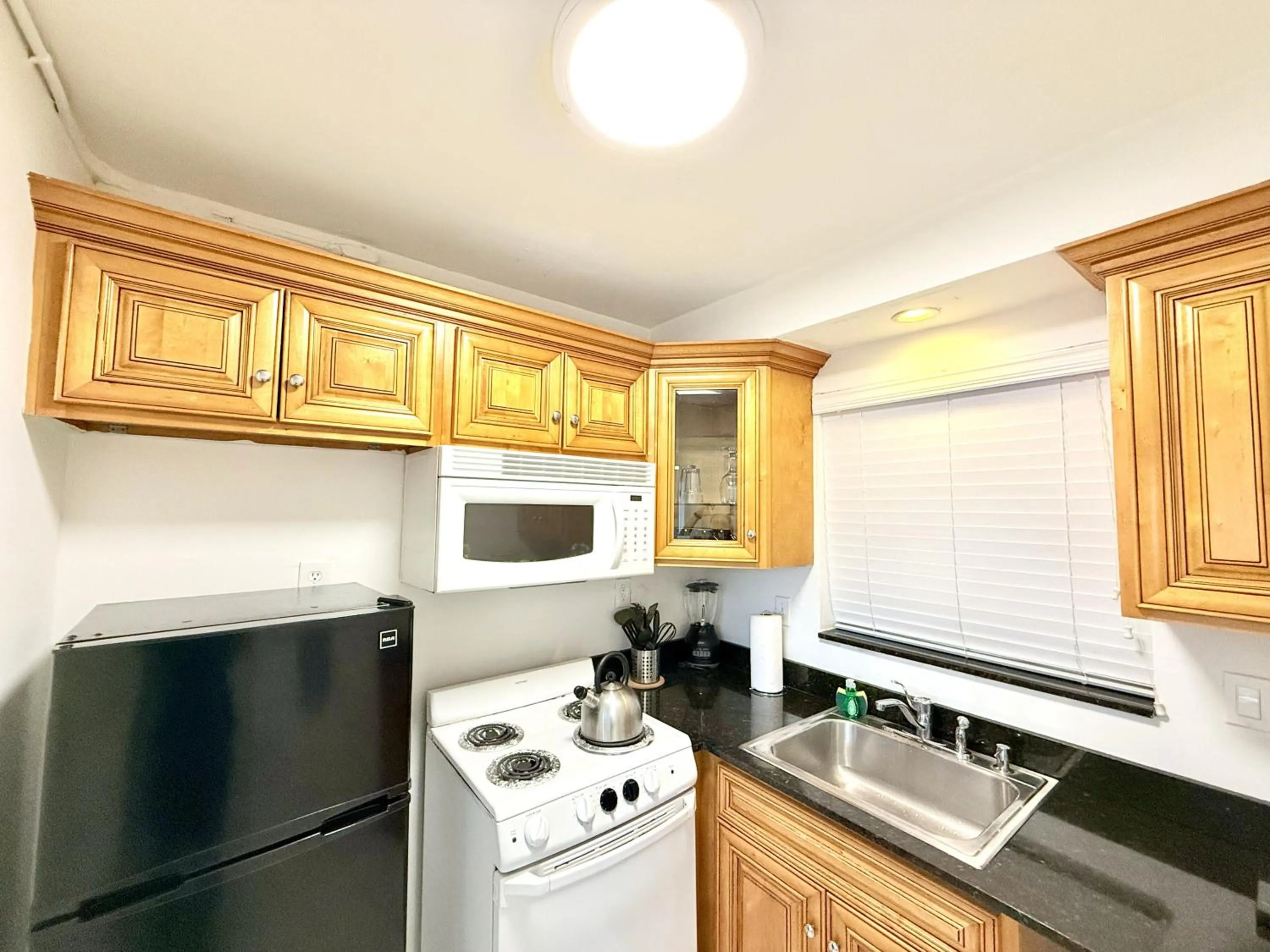Kitchen or kitchenette in Southwinds Inn by The Gold Nests