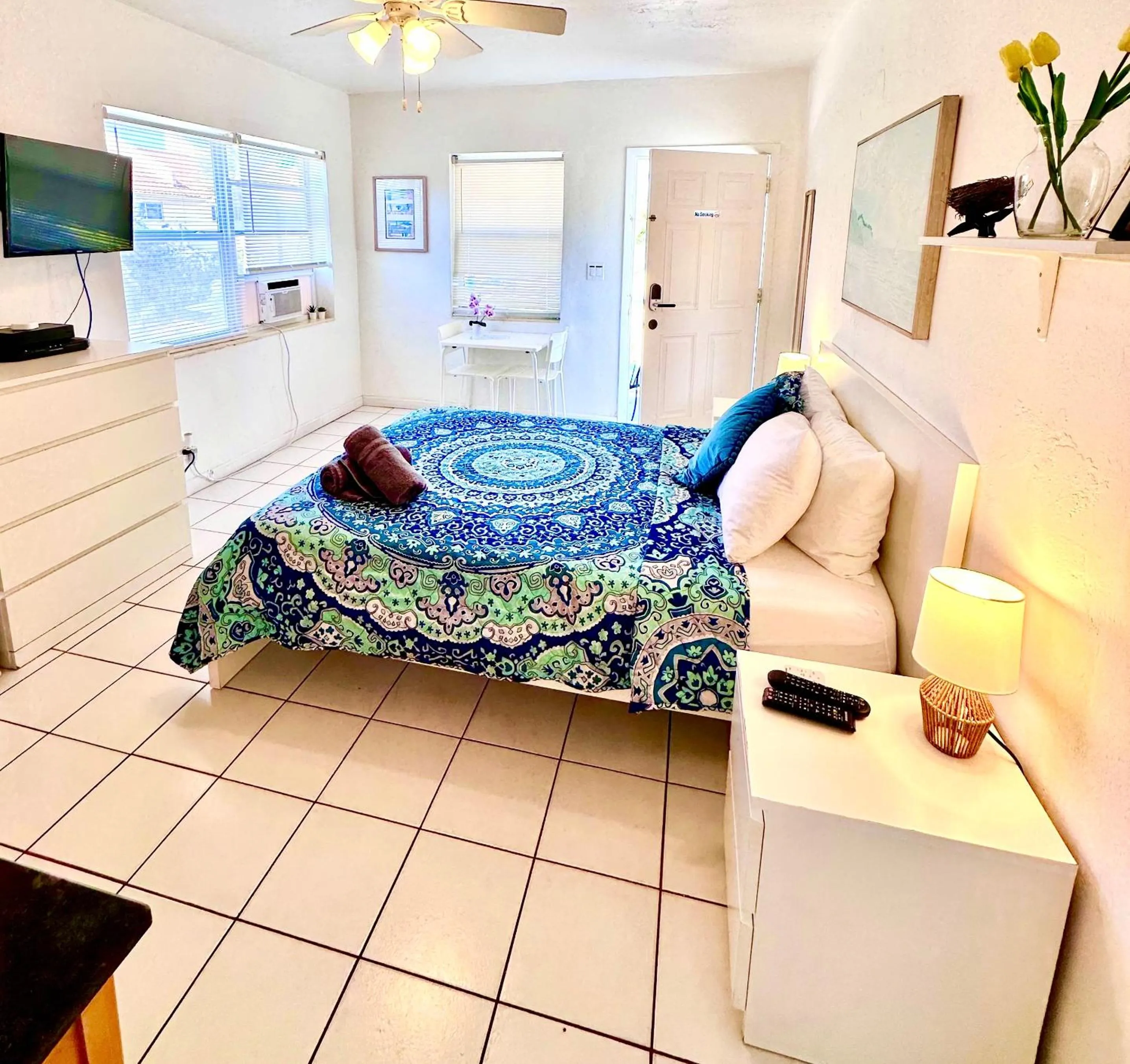 Bed in Southwinds Inn by The Gold Nests