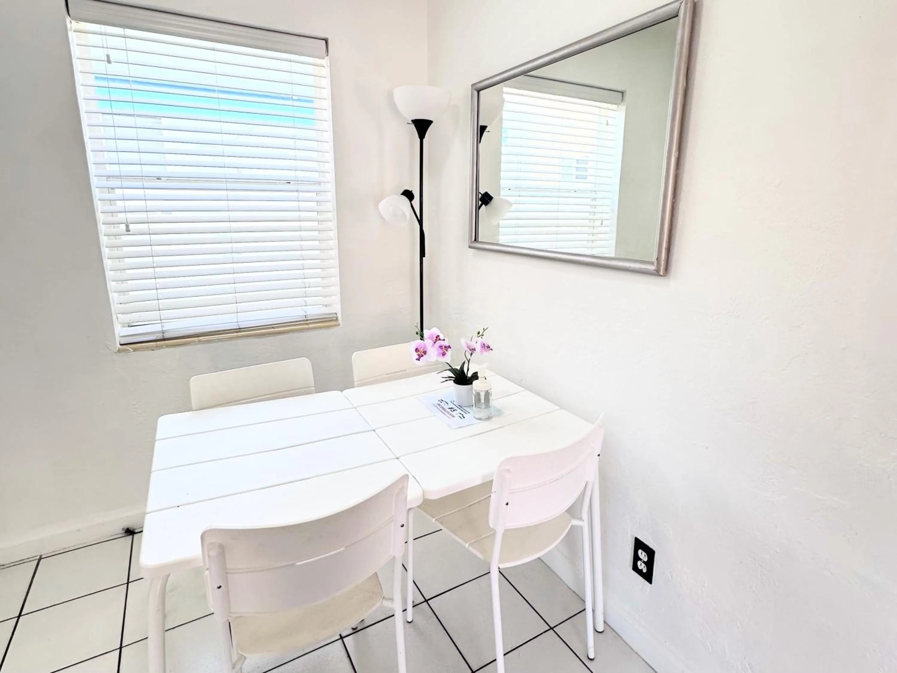 Dining area in Southwinds Inn by The Gold Nests