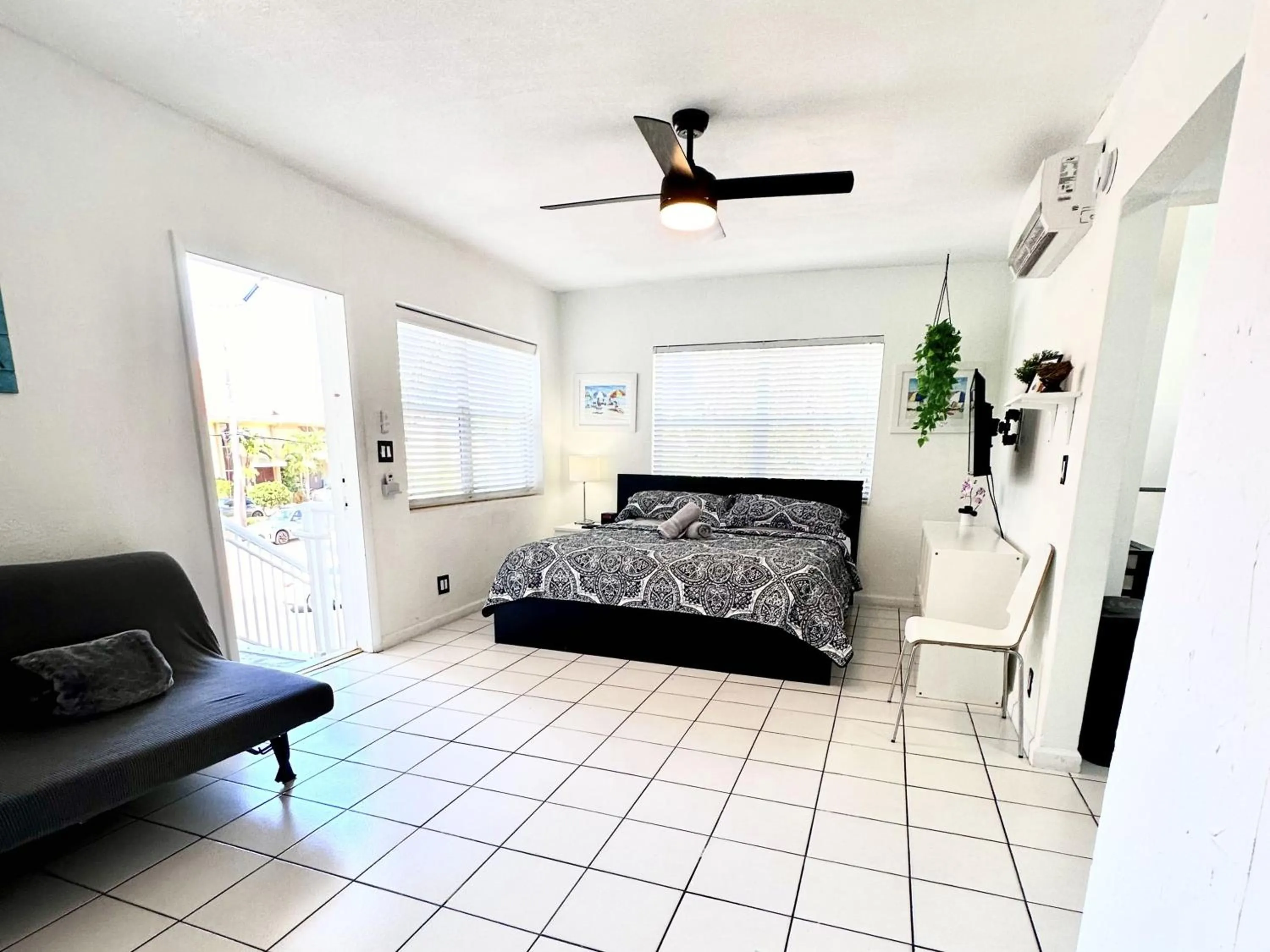 Bed in Southwinds Inn by The Gold Nests