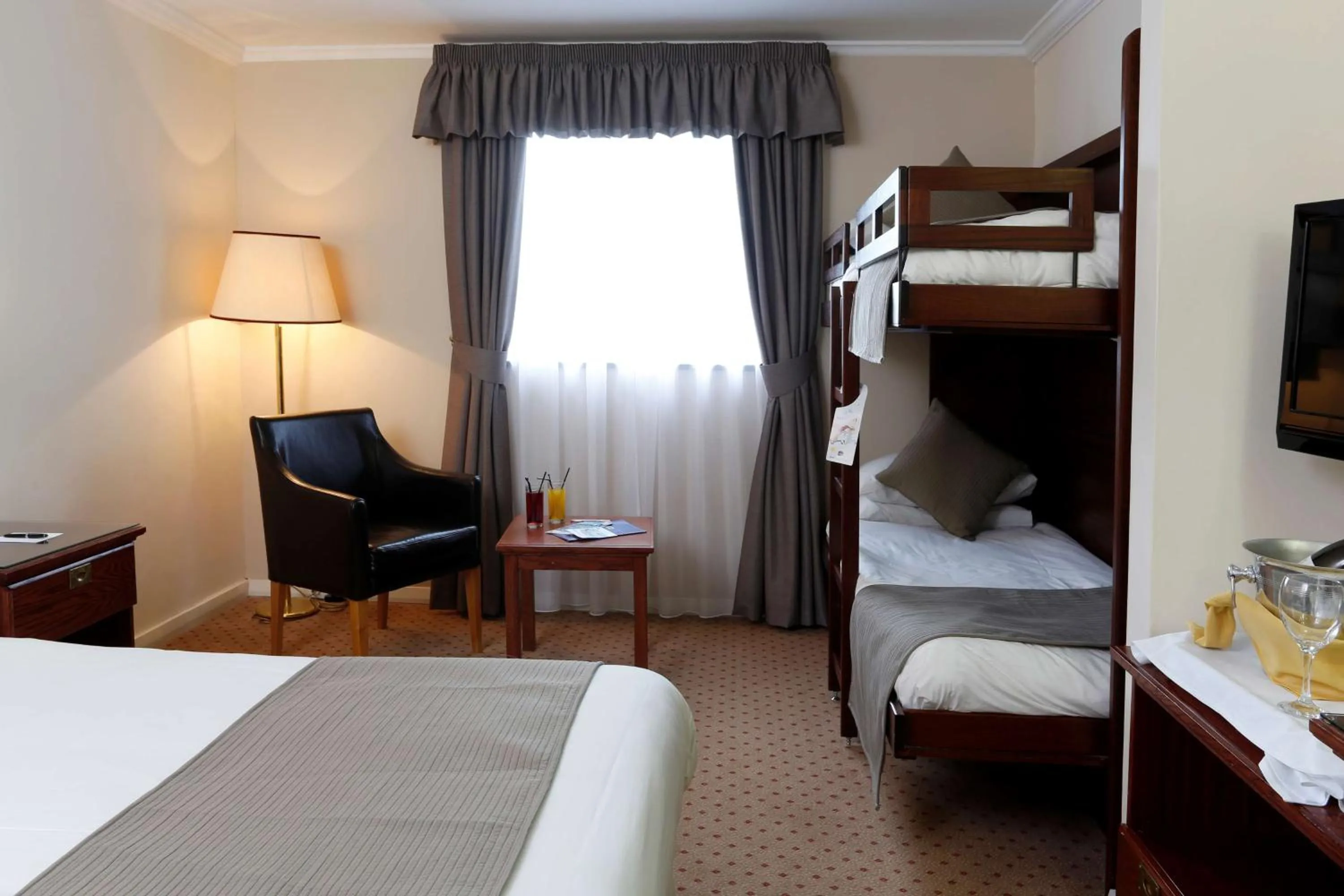 Photo of the whole room, Bed in Oaks Hotel and Leisure Club