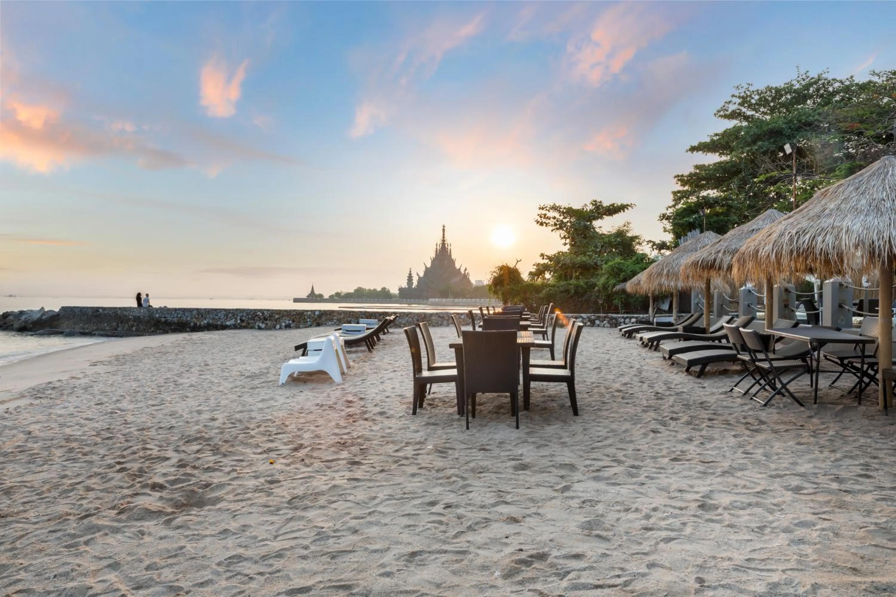 Beach in Golden Tulip Pattaya Beachfront Resort