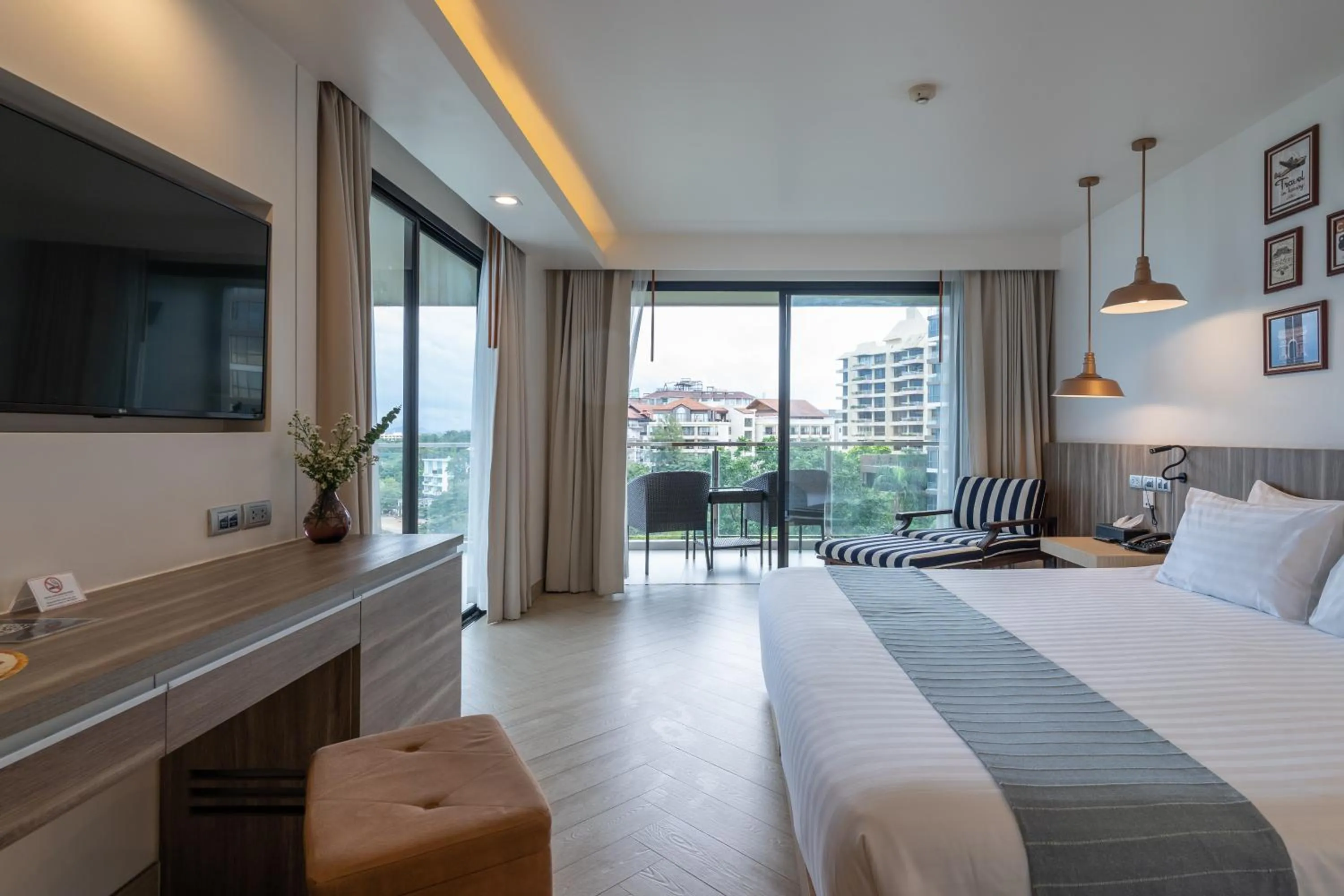 Bedroom, Bed in Golden Tulip Pattaya Beachfront Resort