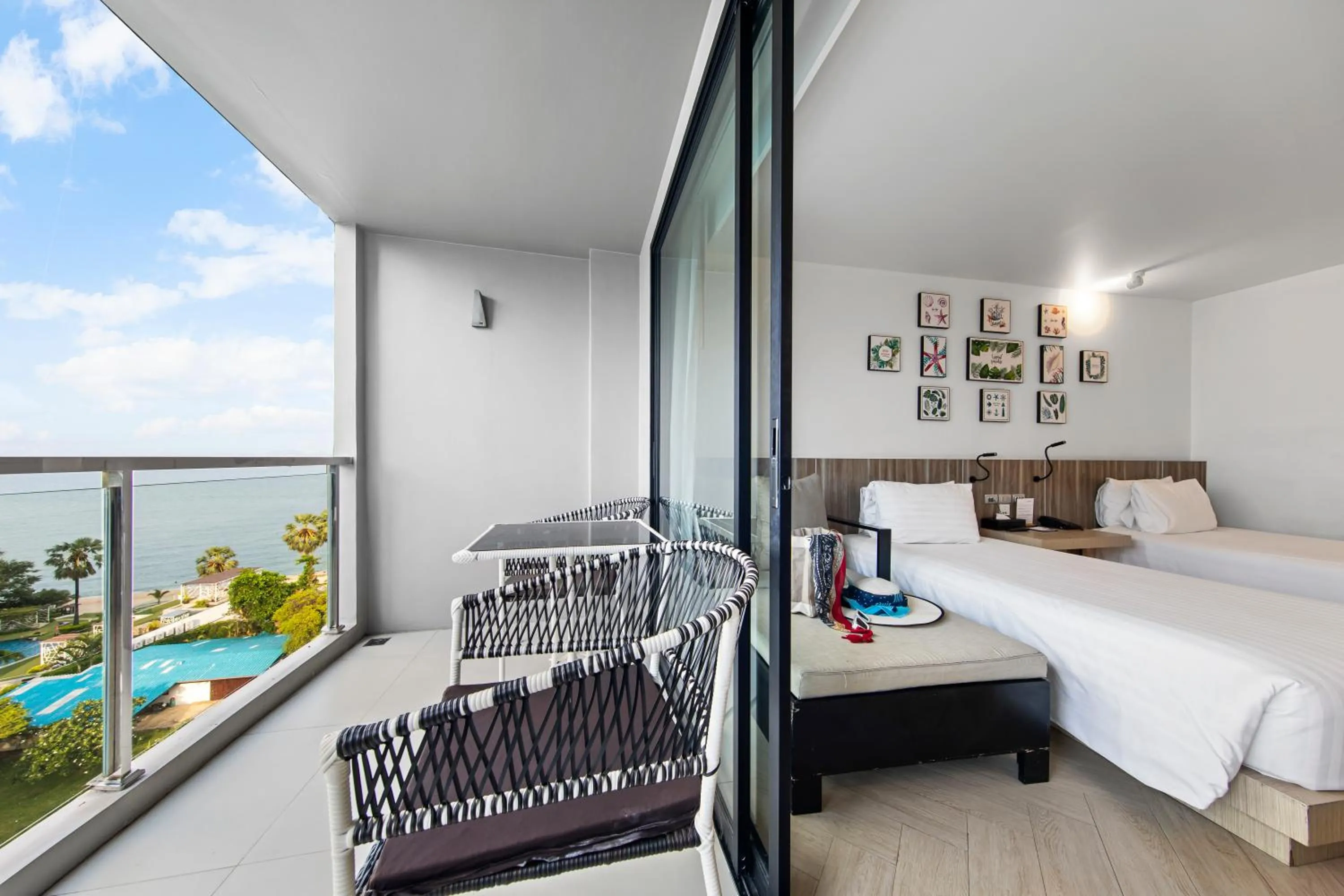 Balcony/Terrace, Bed in Golden Tulip Pattaya Beachfront Resort