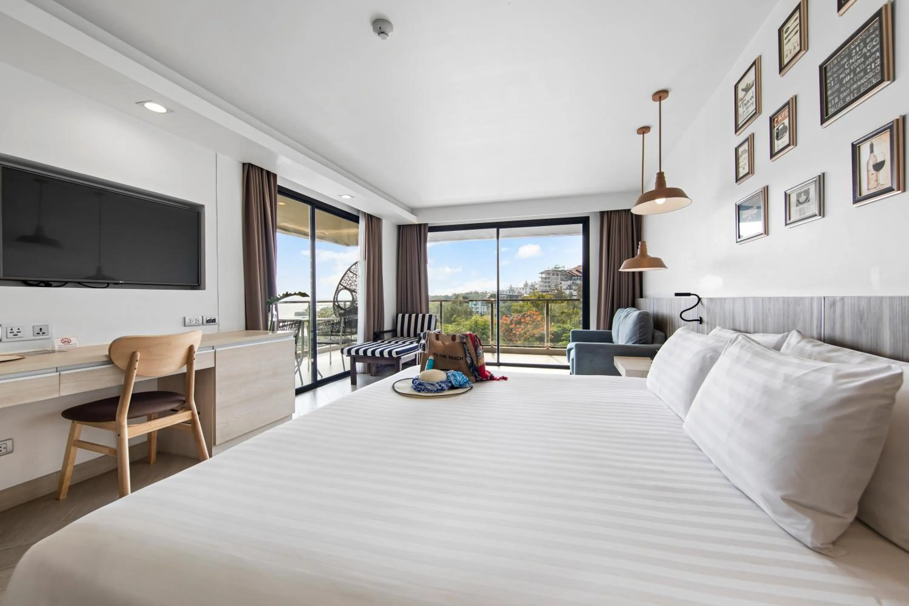 Bedroom, Bed in Golden Tulip Pattaya Beachfront Resort