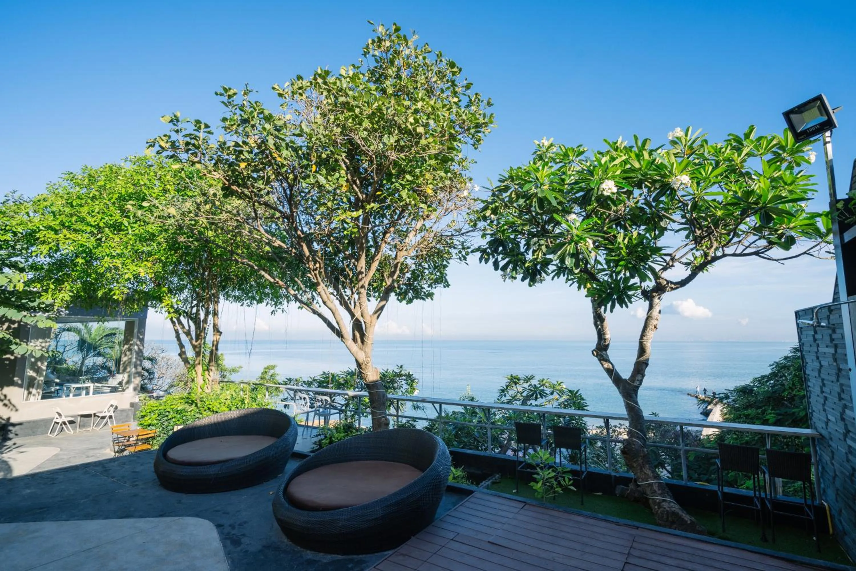 Area and facilities in Golden Tulip Pattaya Beachfront Resort