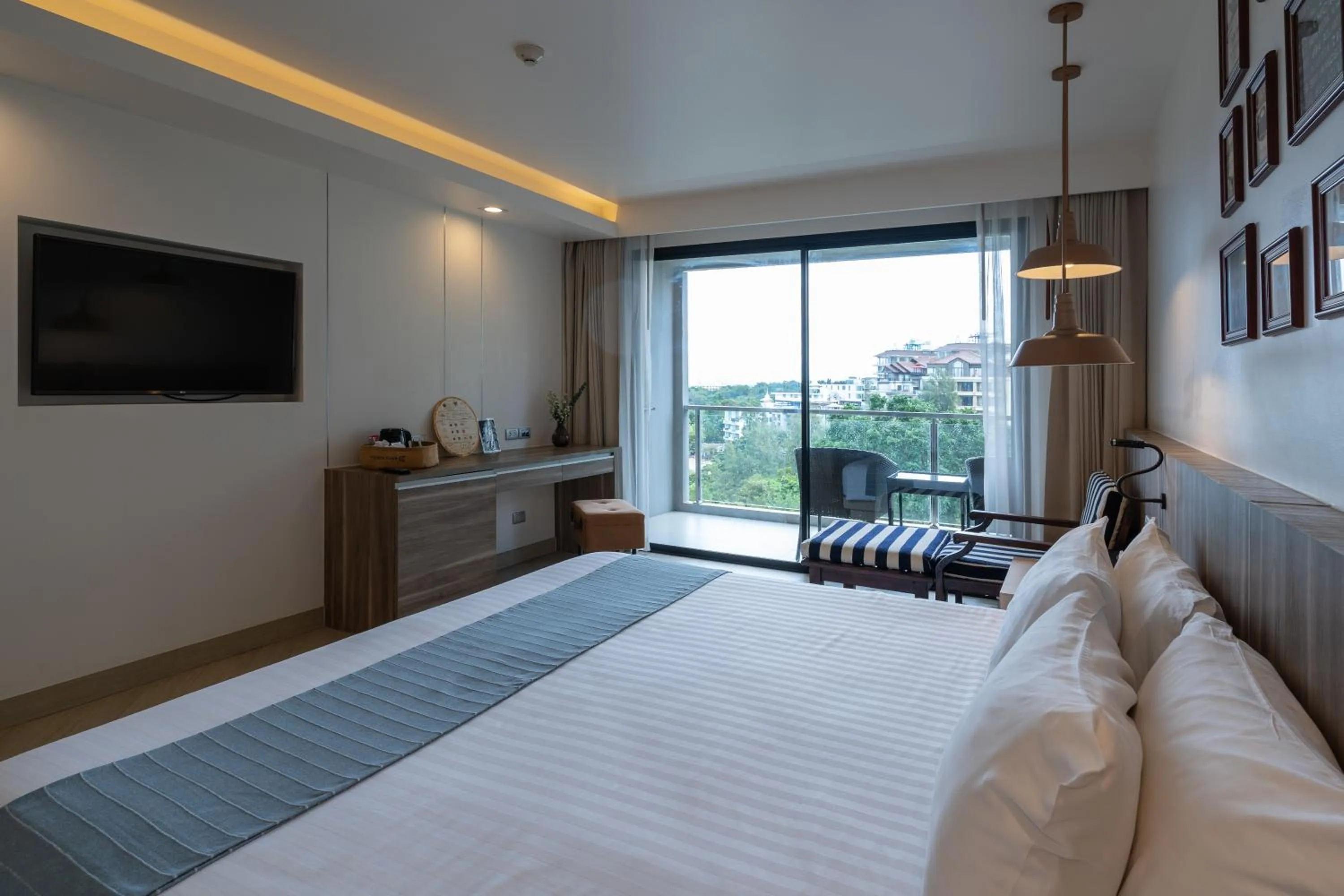 Bedroom, Bed in Golden Tulip Pattaya Beachfront Resort