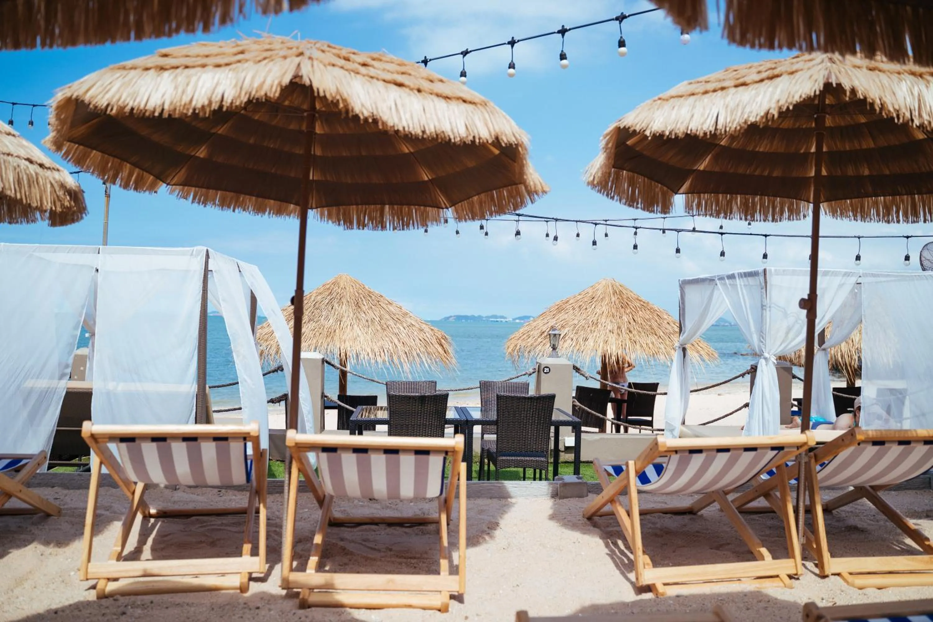 Restaurant/places to eat in Golden Tulip Pattaya Beachfront Resort