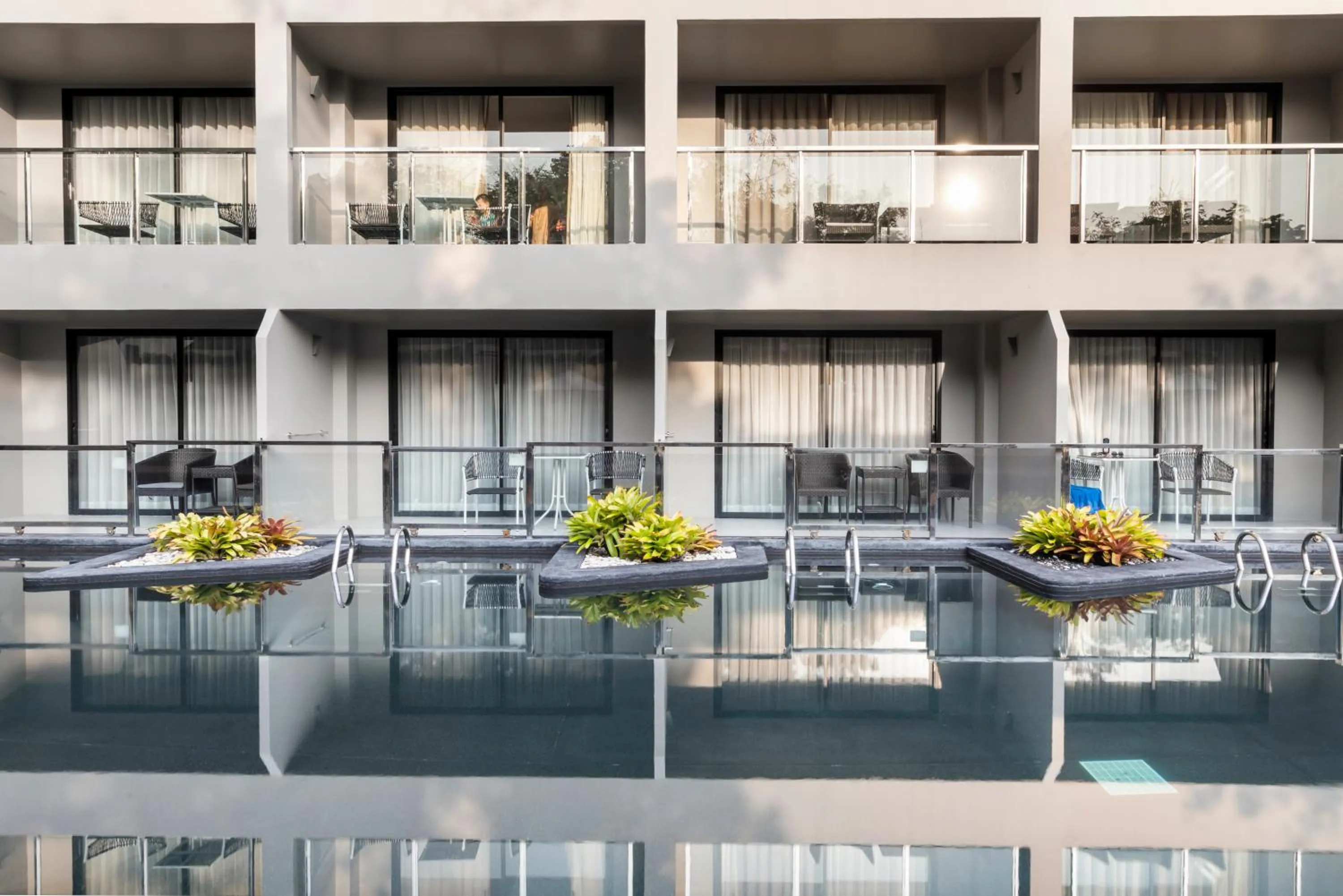 Swimming pool in Golden Tulip Pattaya Beachfront Resort