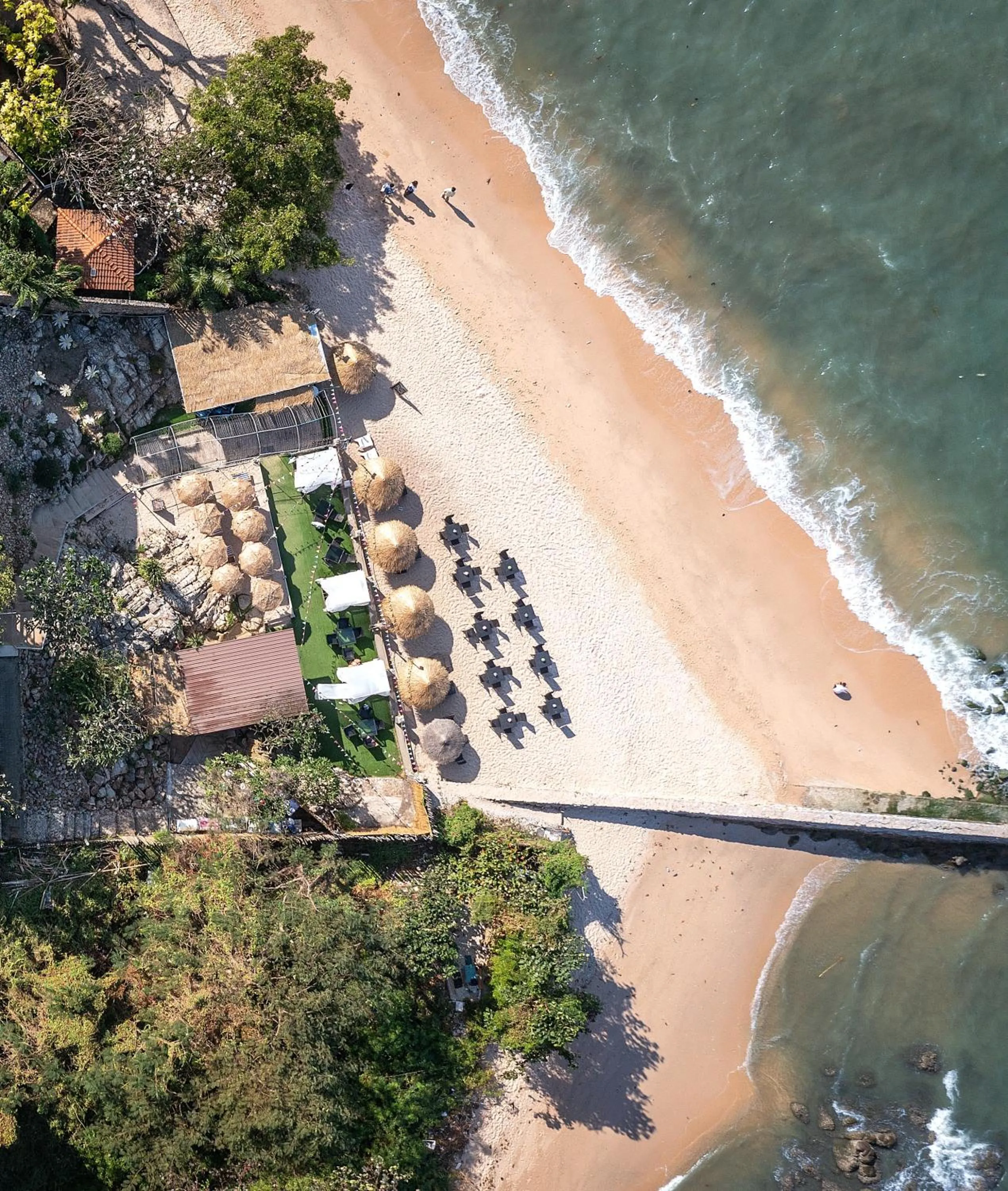 Beach in Golden Tulip Pattaya Beachfront Resort