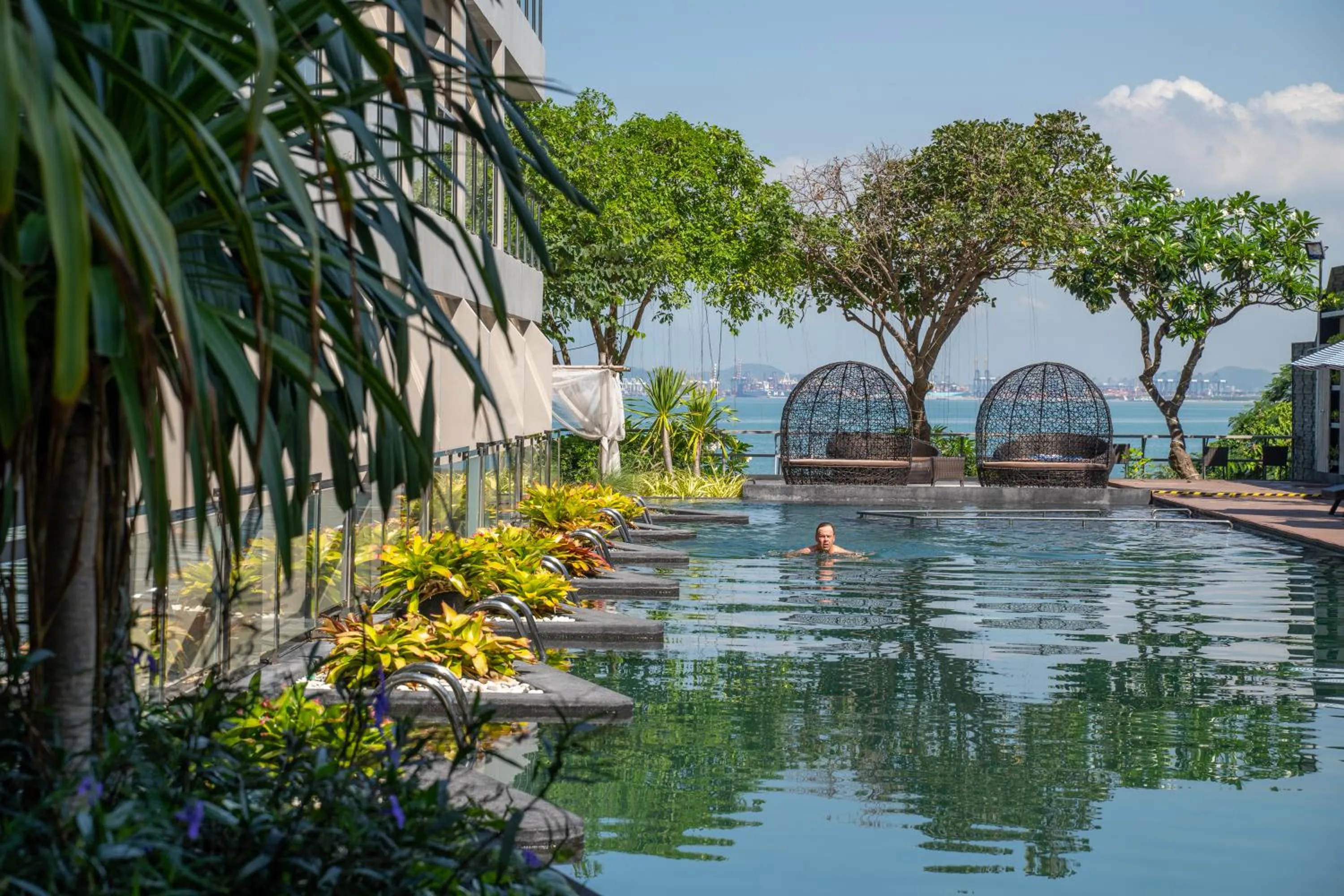Swimming pool in Golden Tulip Pattaya Beachfront Resort
