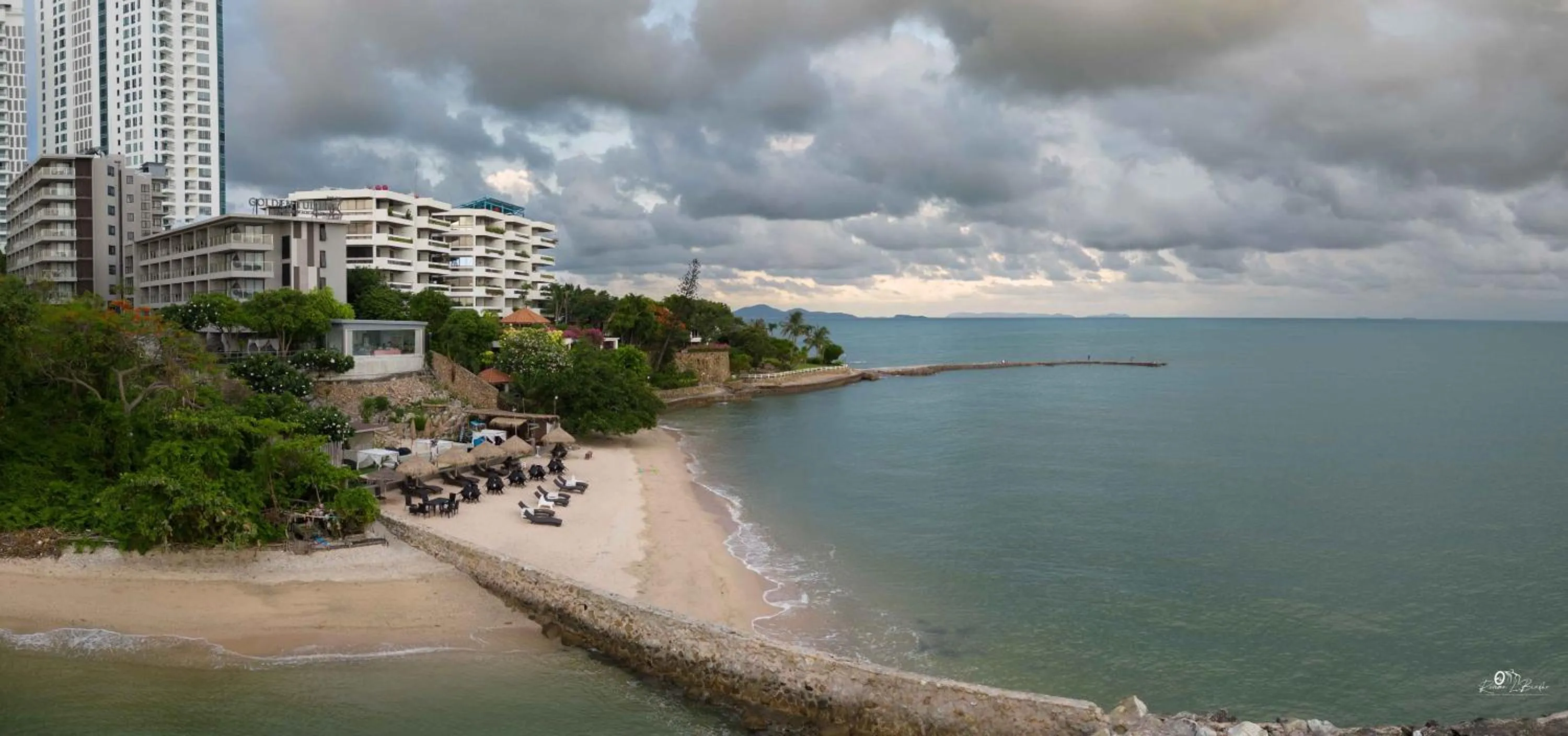 Property building in Golden Tulip Pattaya Beachfront Resort