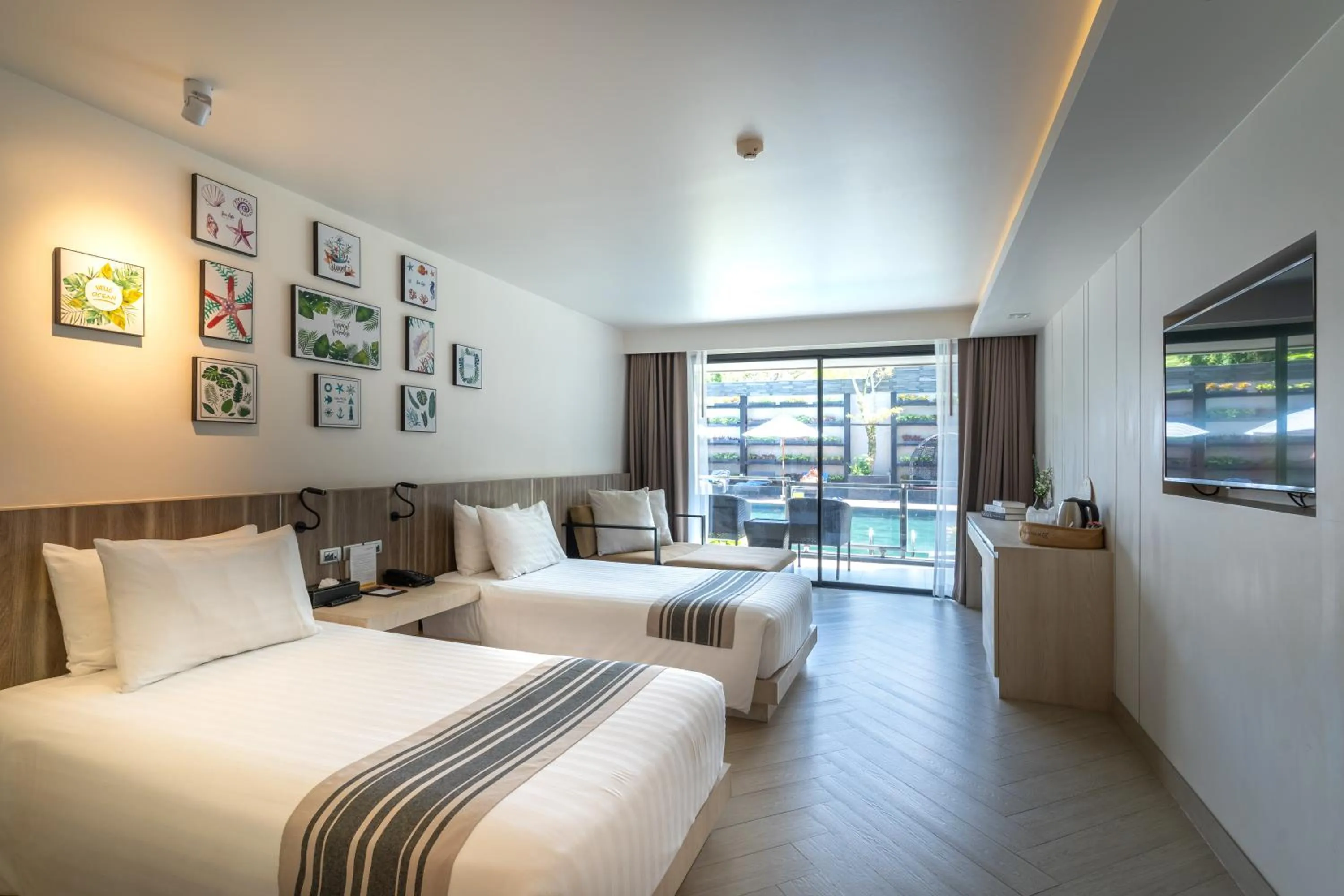 Bedroom, Bed in Golden Tulip Pattaya Beachfront Resort