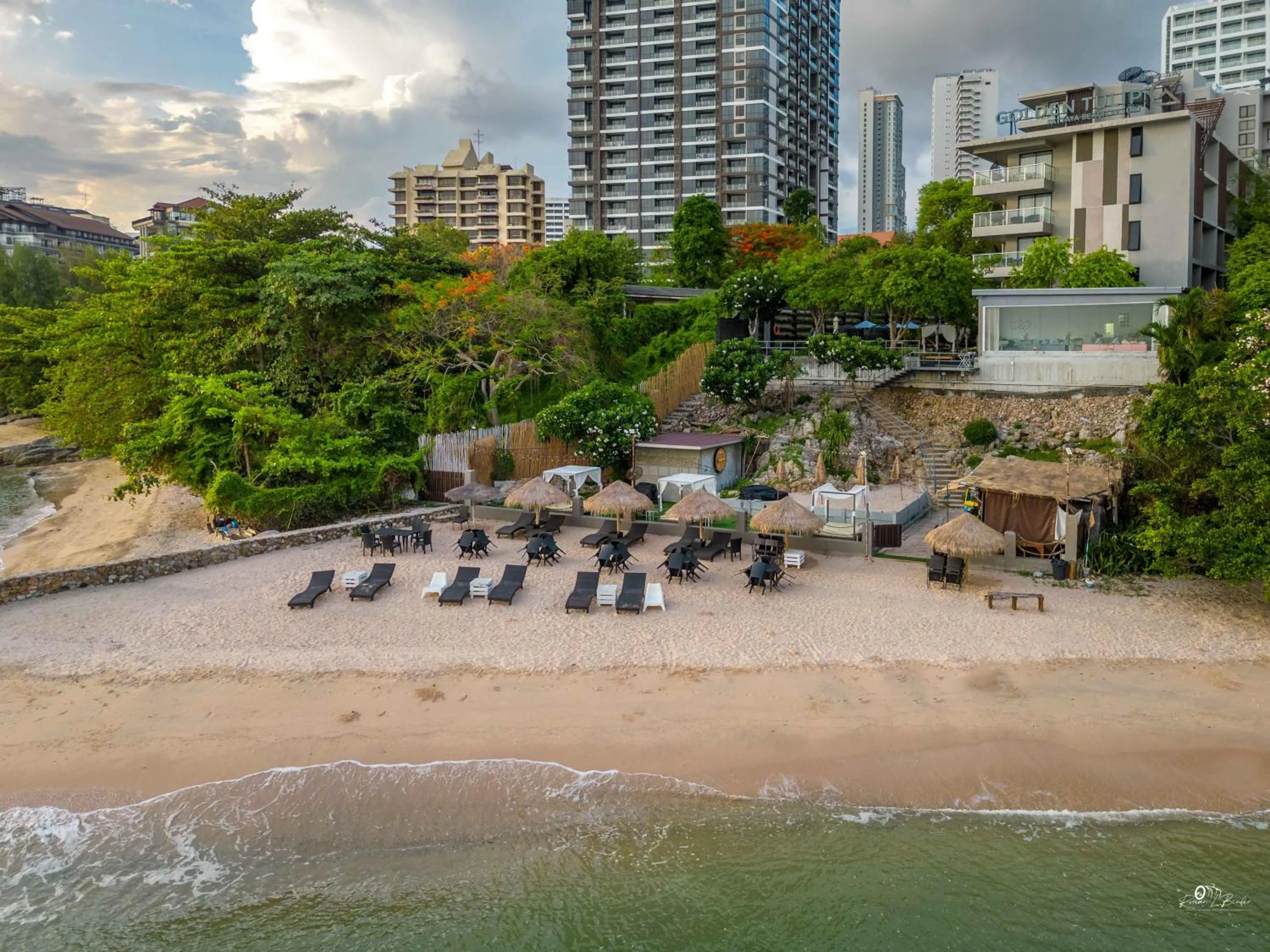 Property building in Golden Tulip Pattaya Beachfront Resort