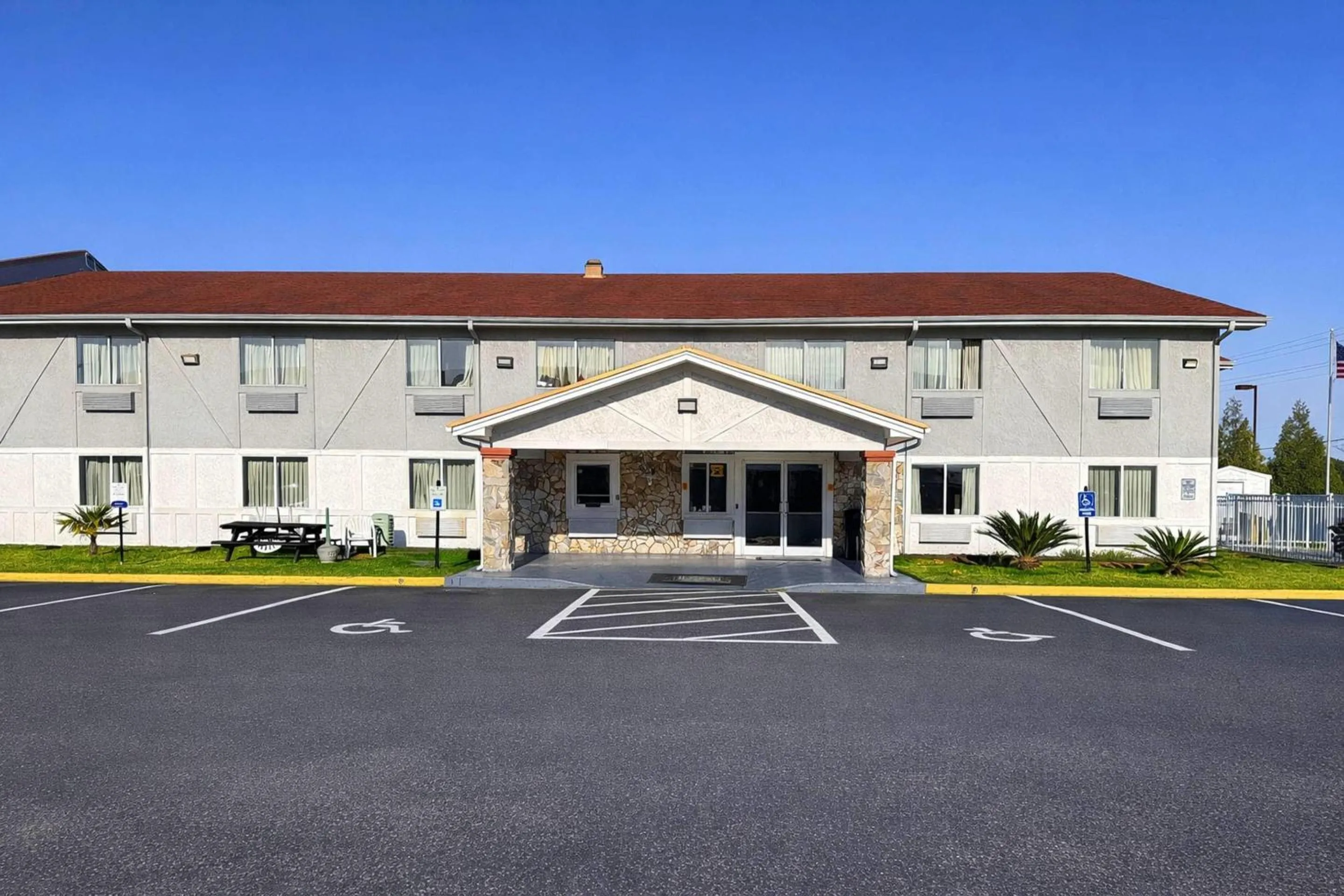 Property building in Rodeway Inn & Suites Jacksonville near Camp Lejeune