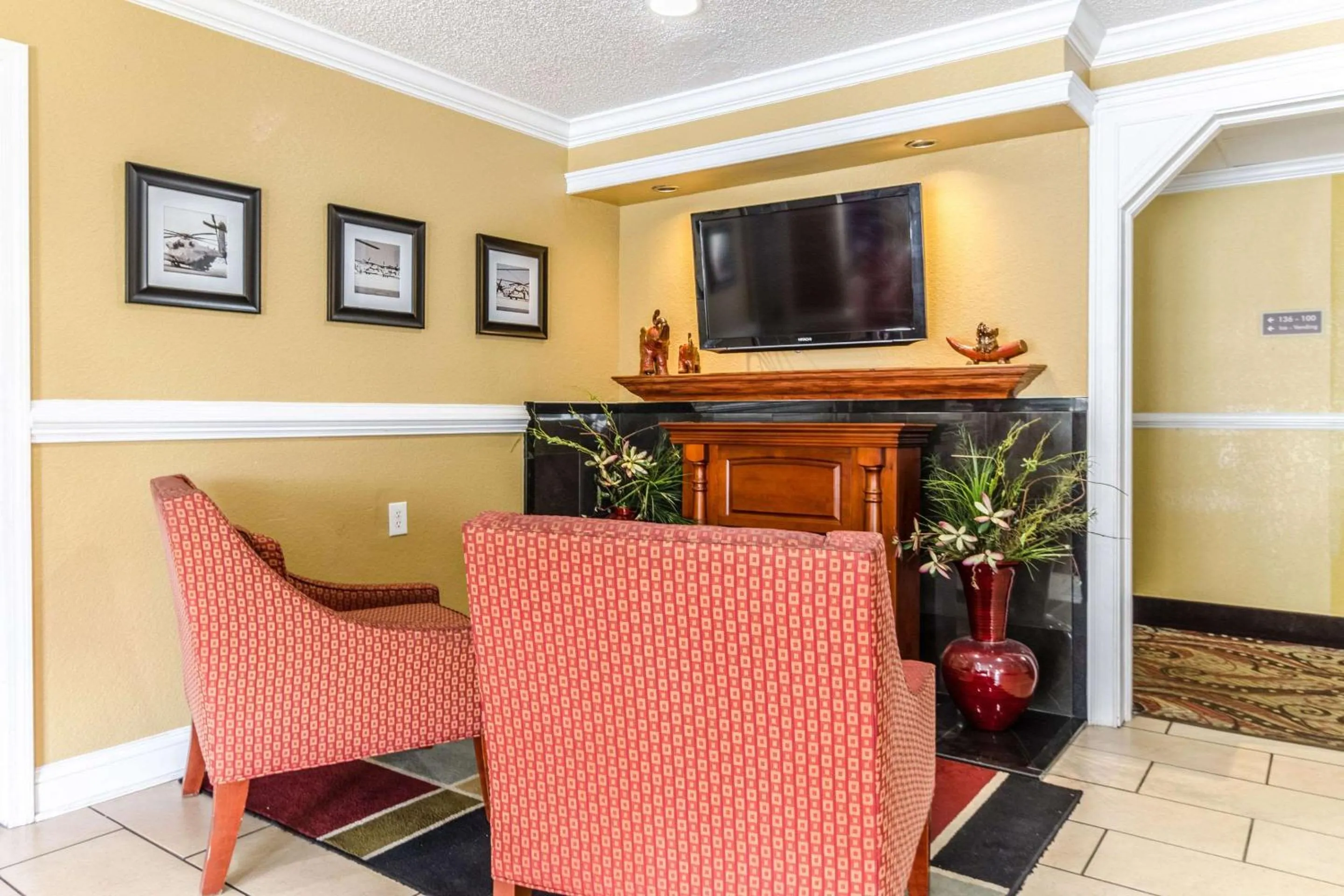 Lobby or reception in Rodeway Inn & Suites Jacksonville near Camp Lejeune