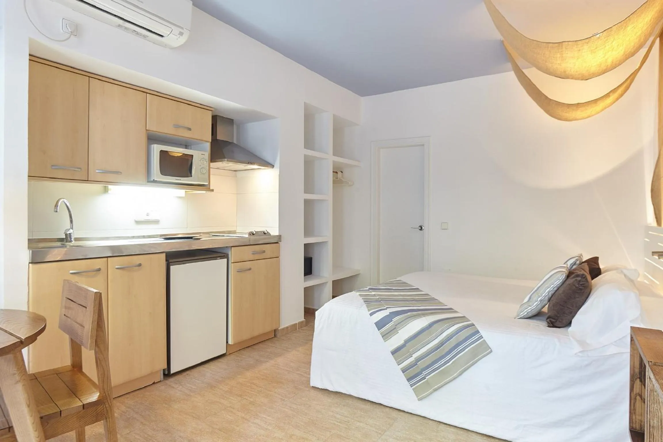 Property building, Bed in Apartamentos Castaví