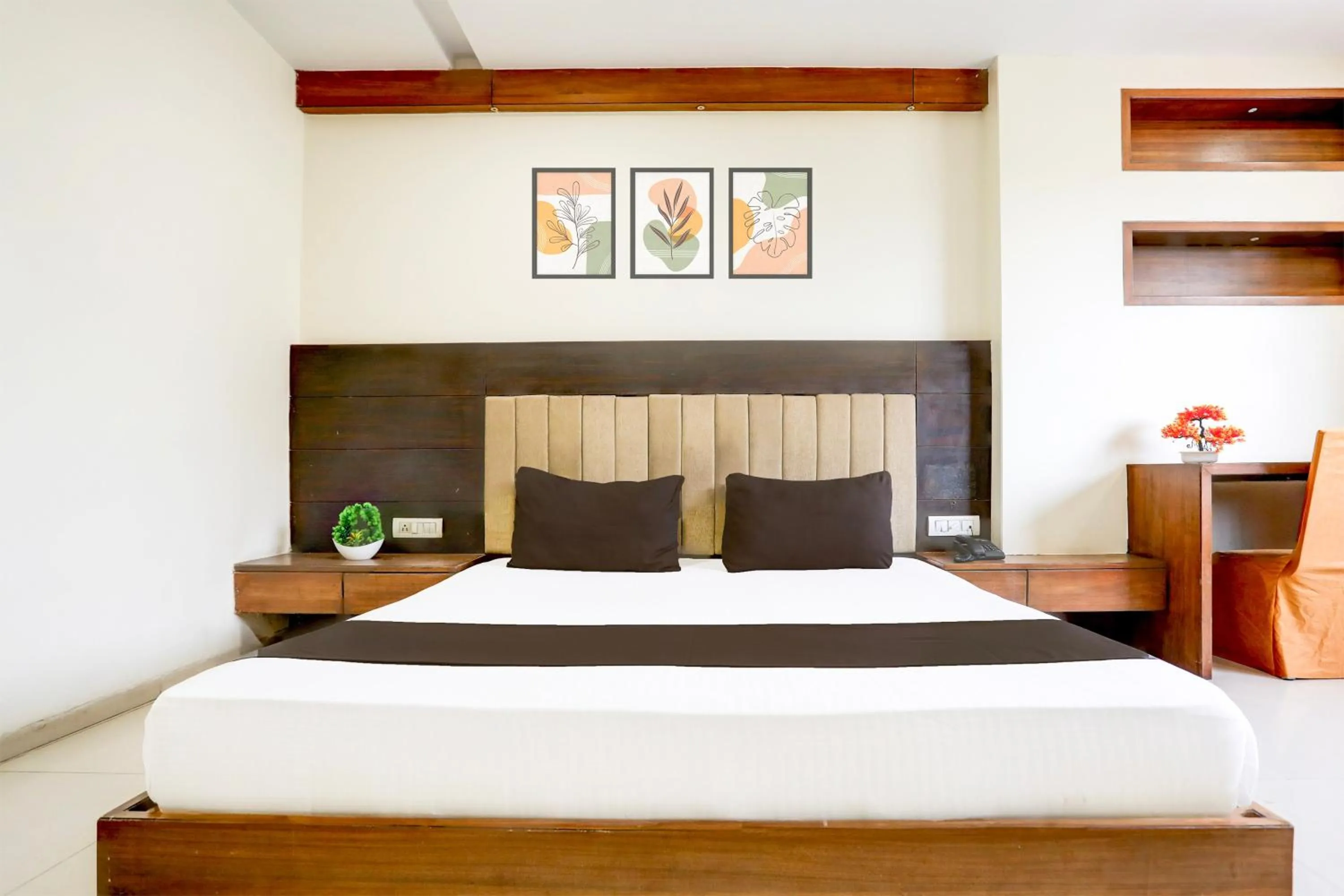 Bedroom, Bed in Townhouse Prahladnagar