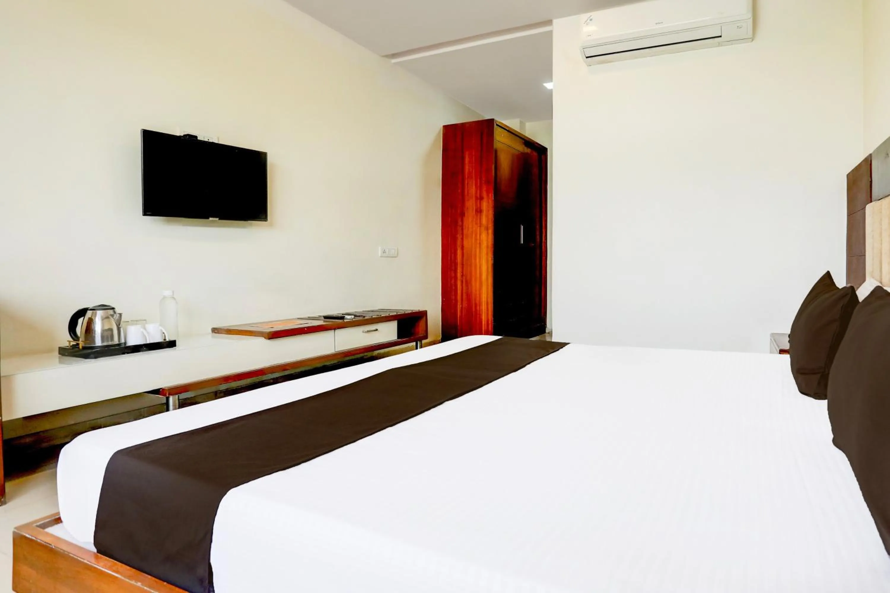 Bedroom, Bed in Townhouse Prahladnagar