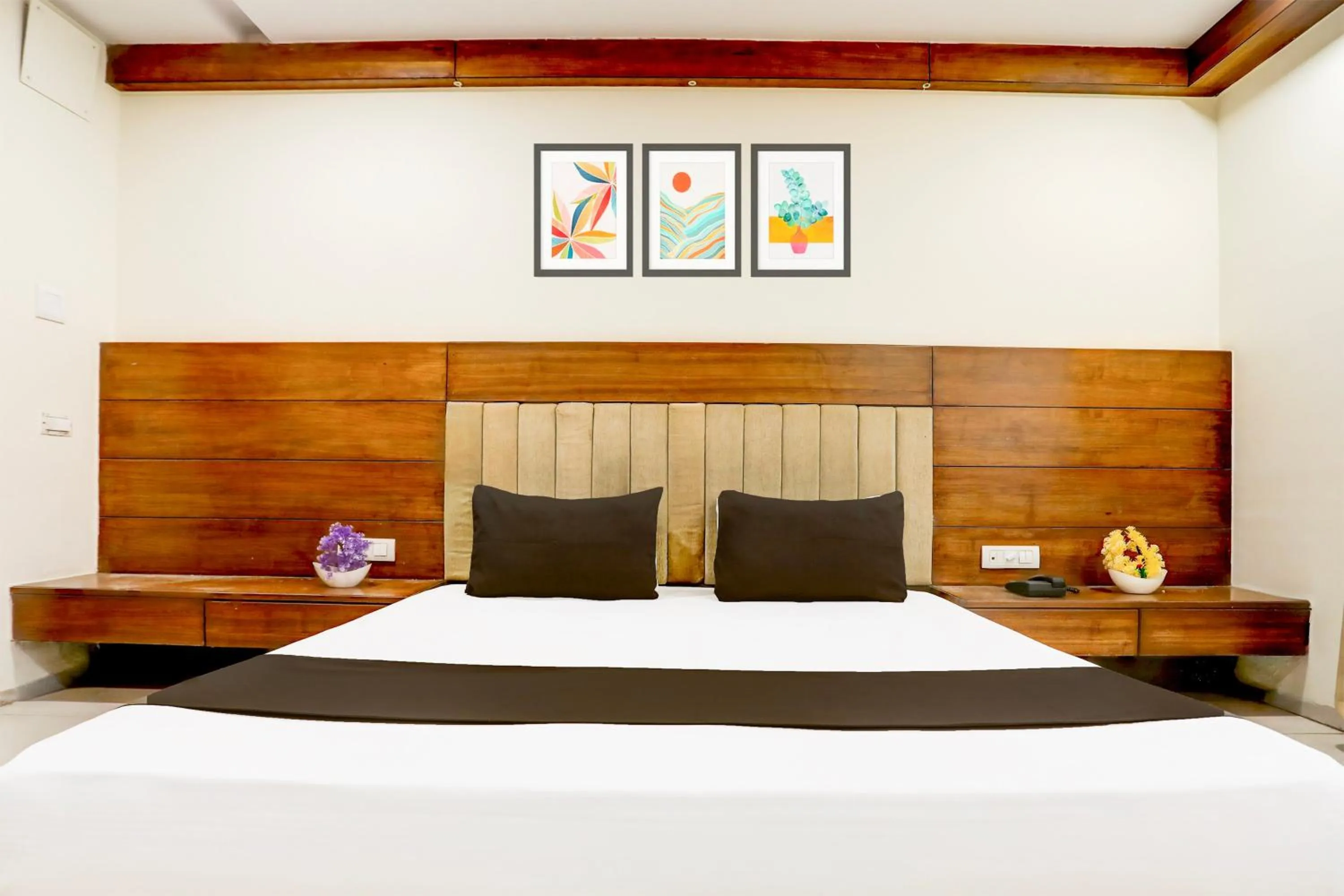 Bedroom, Bed in Townhouse Prahladnagar