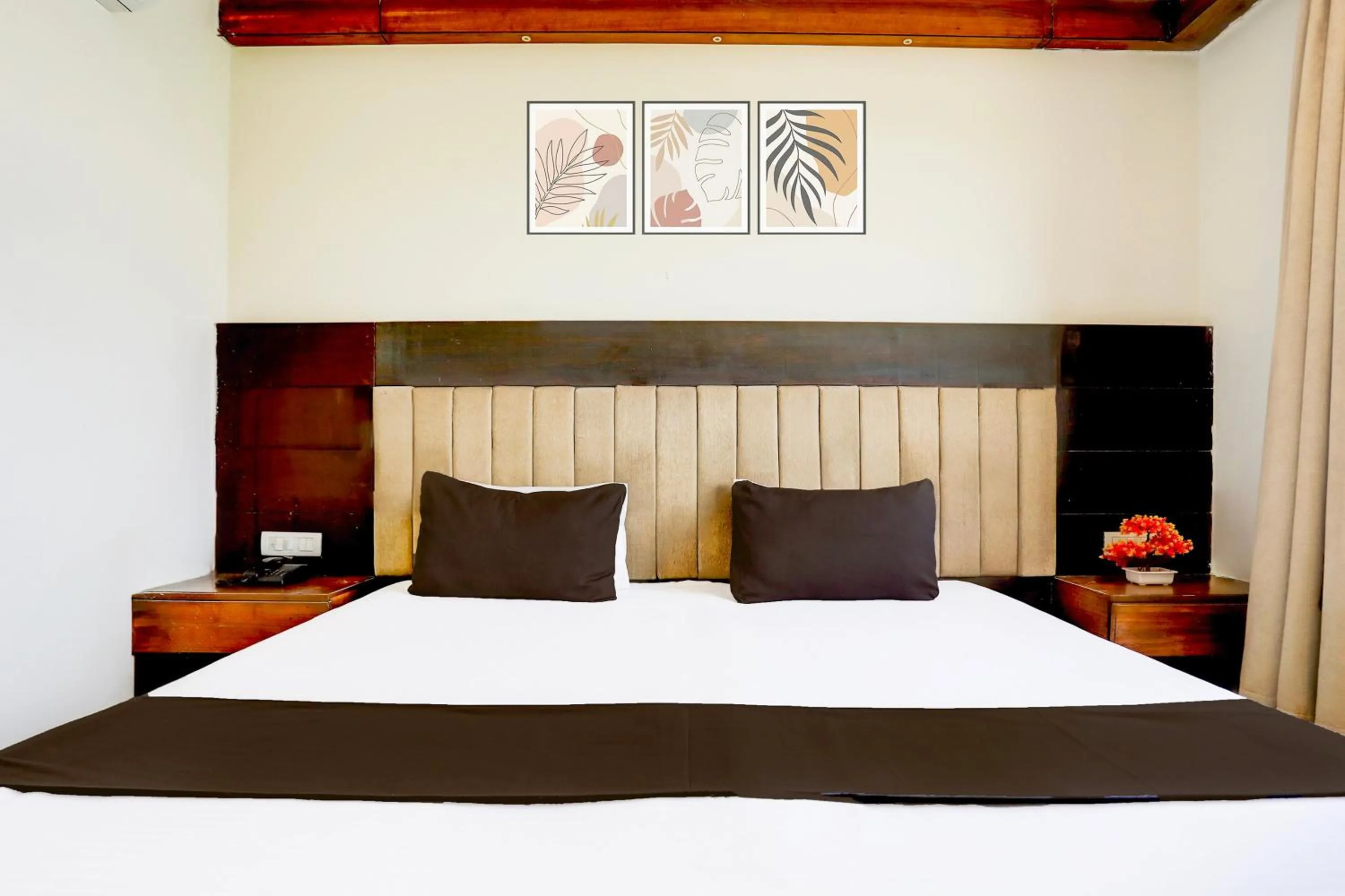 Bedroom, Bed in Townhouse Prahladnagar