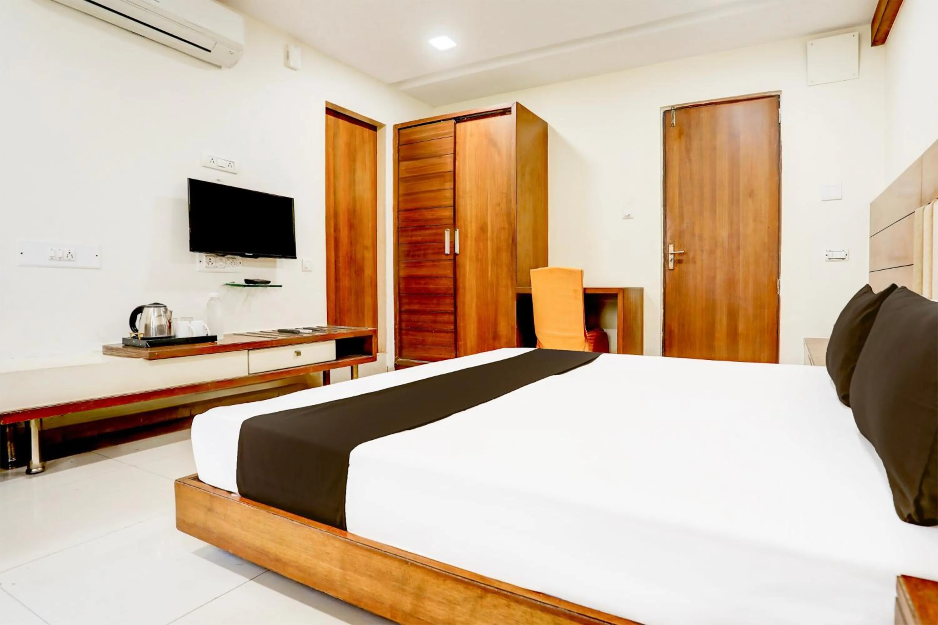 Bedroom, Bed in Townhouse Prahladnagar