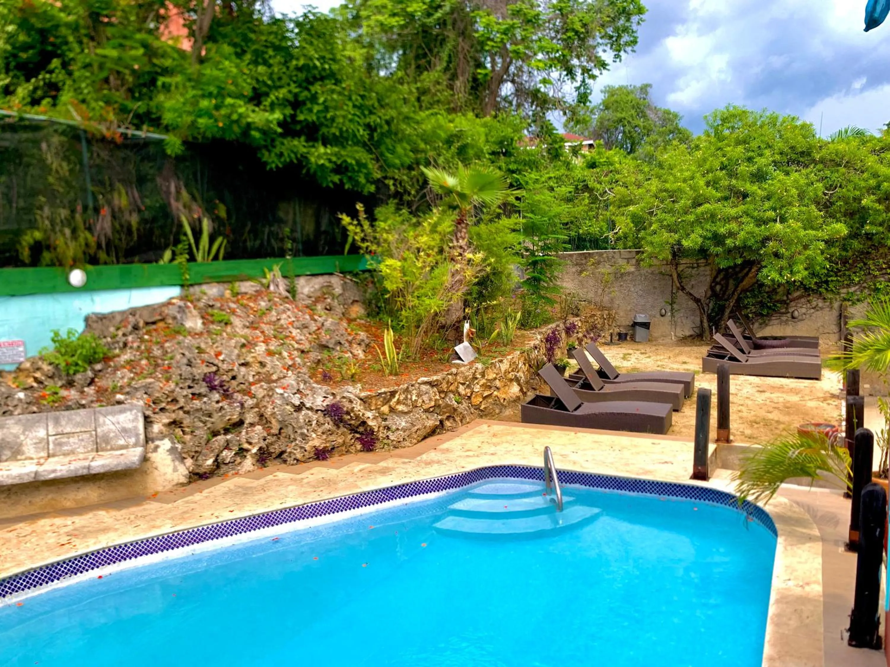 Swimming pool in Altamont West Hotel