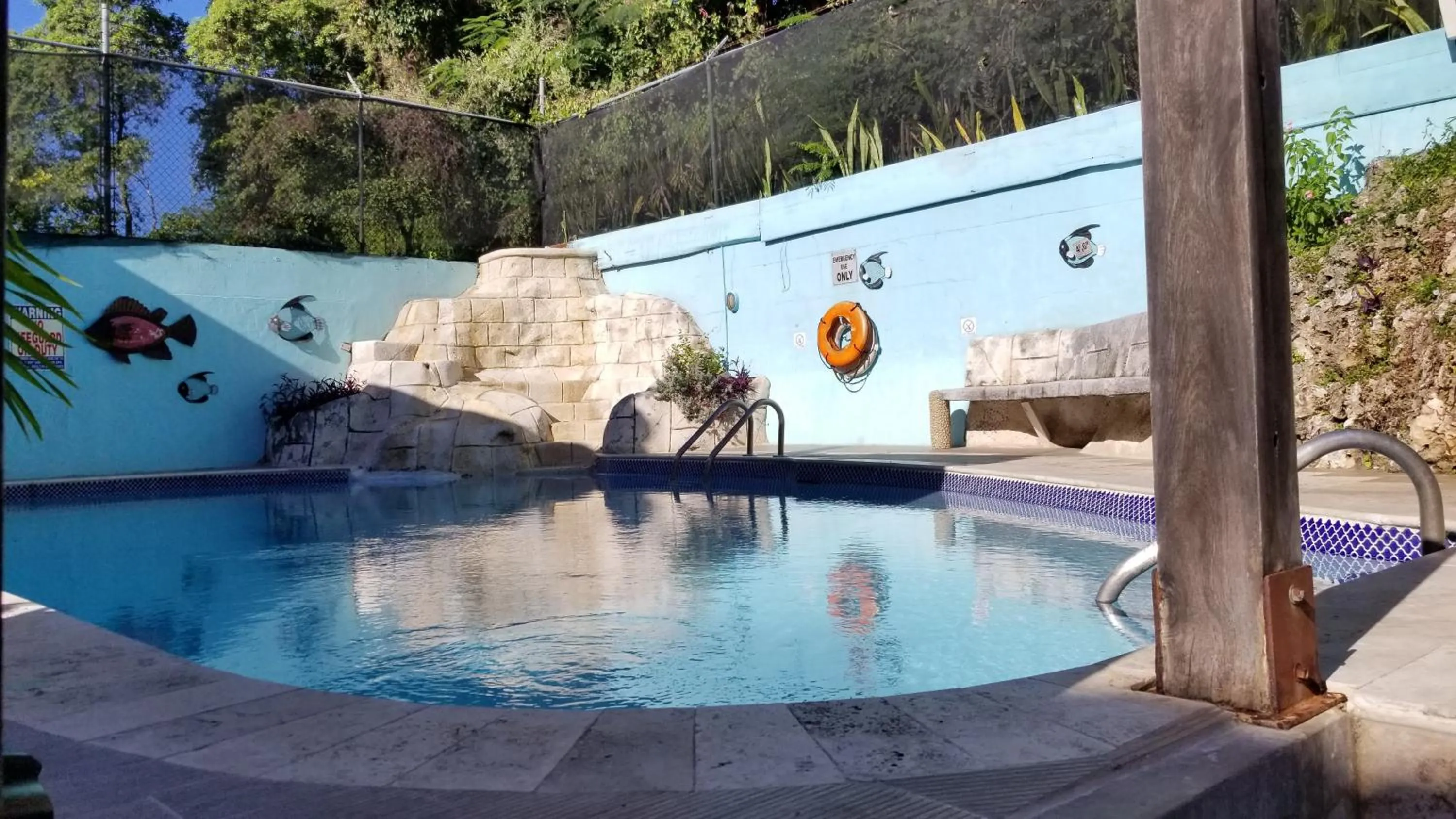 Swimming pool in Altamont West Hotel