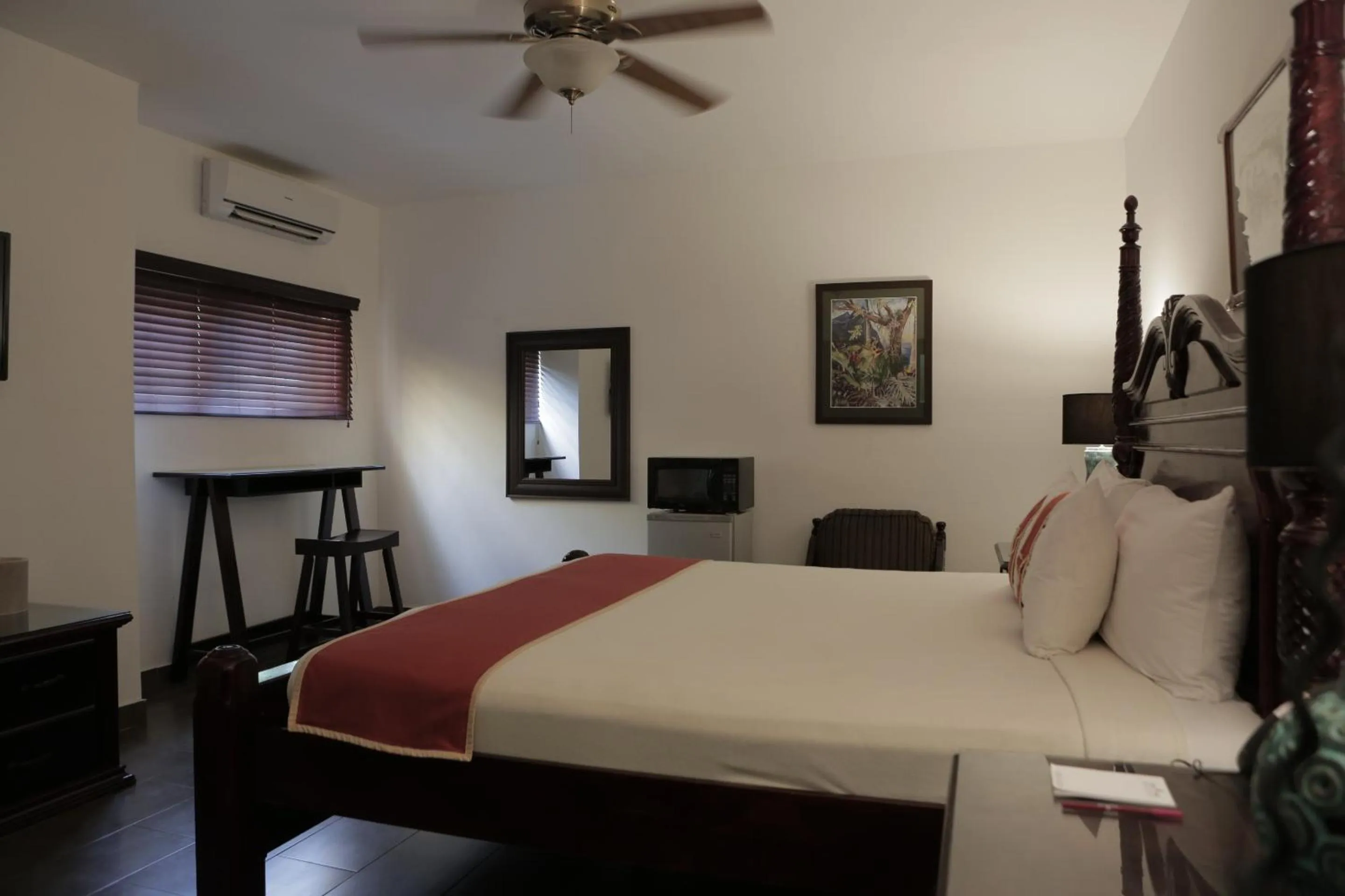 Bedroom in Altamont West Hotel