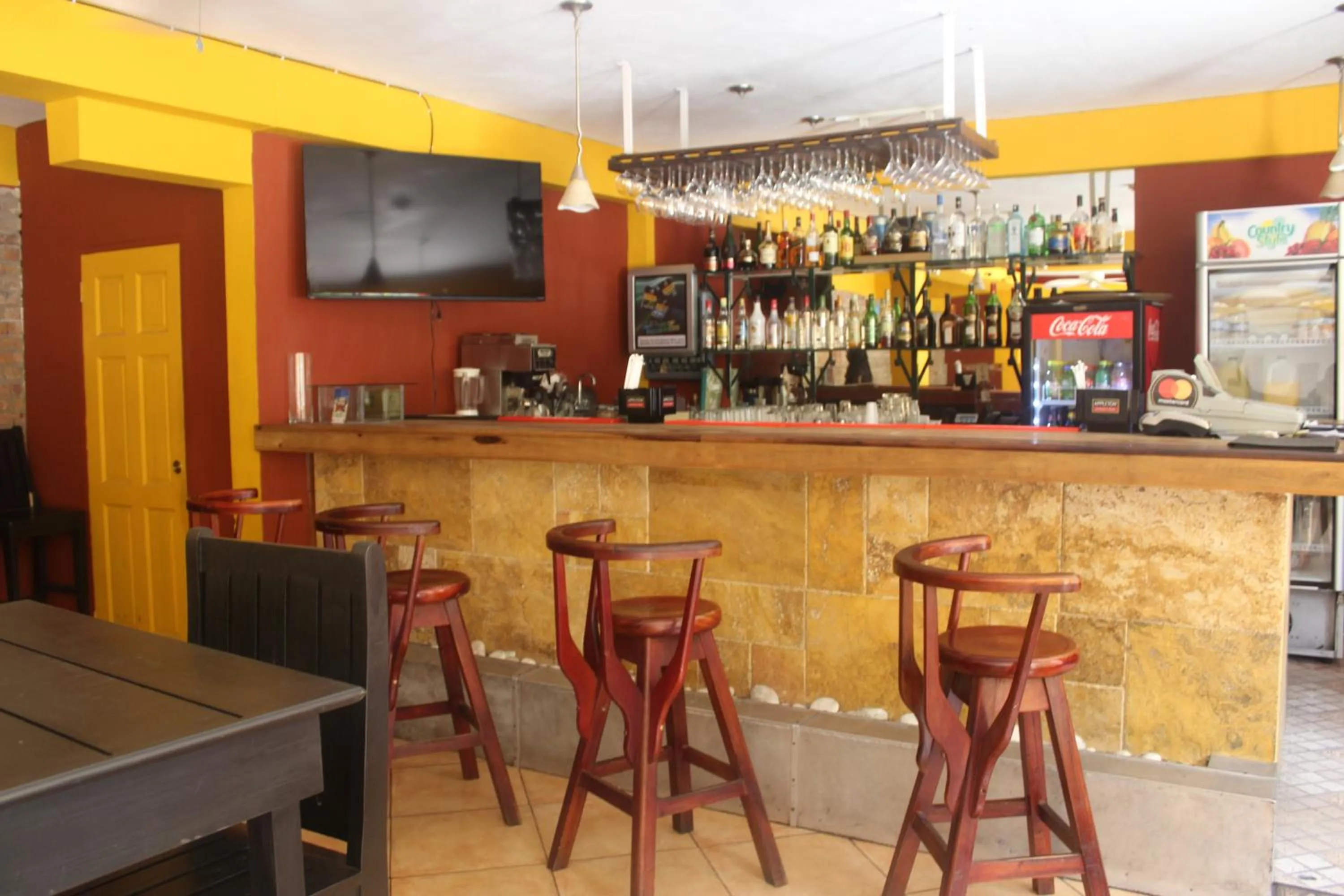 Restaurant/places to eat in Altamont West Hotel