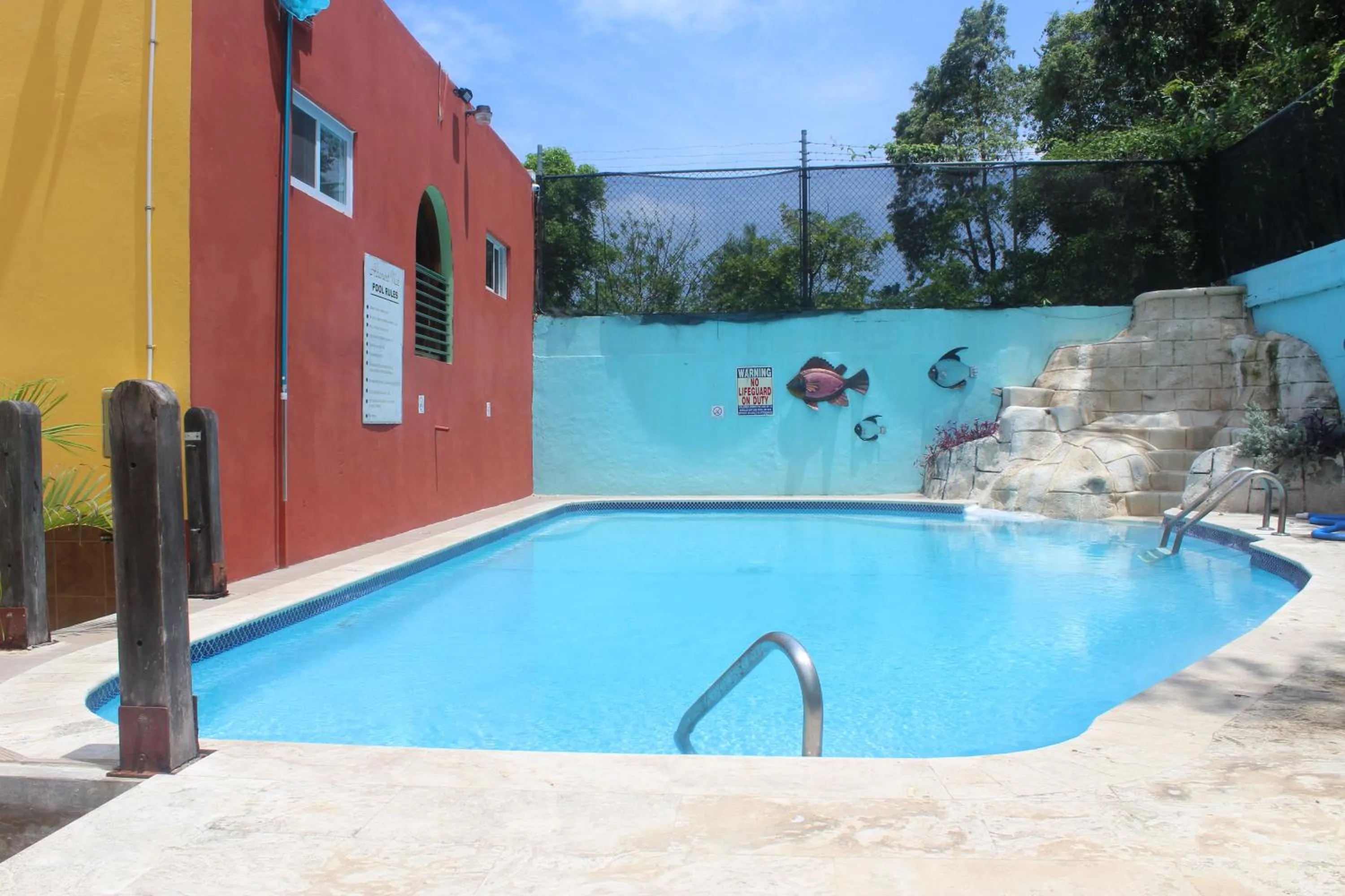 Swimming pool in Altamont West Hotel