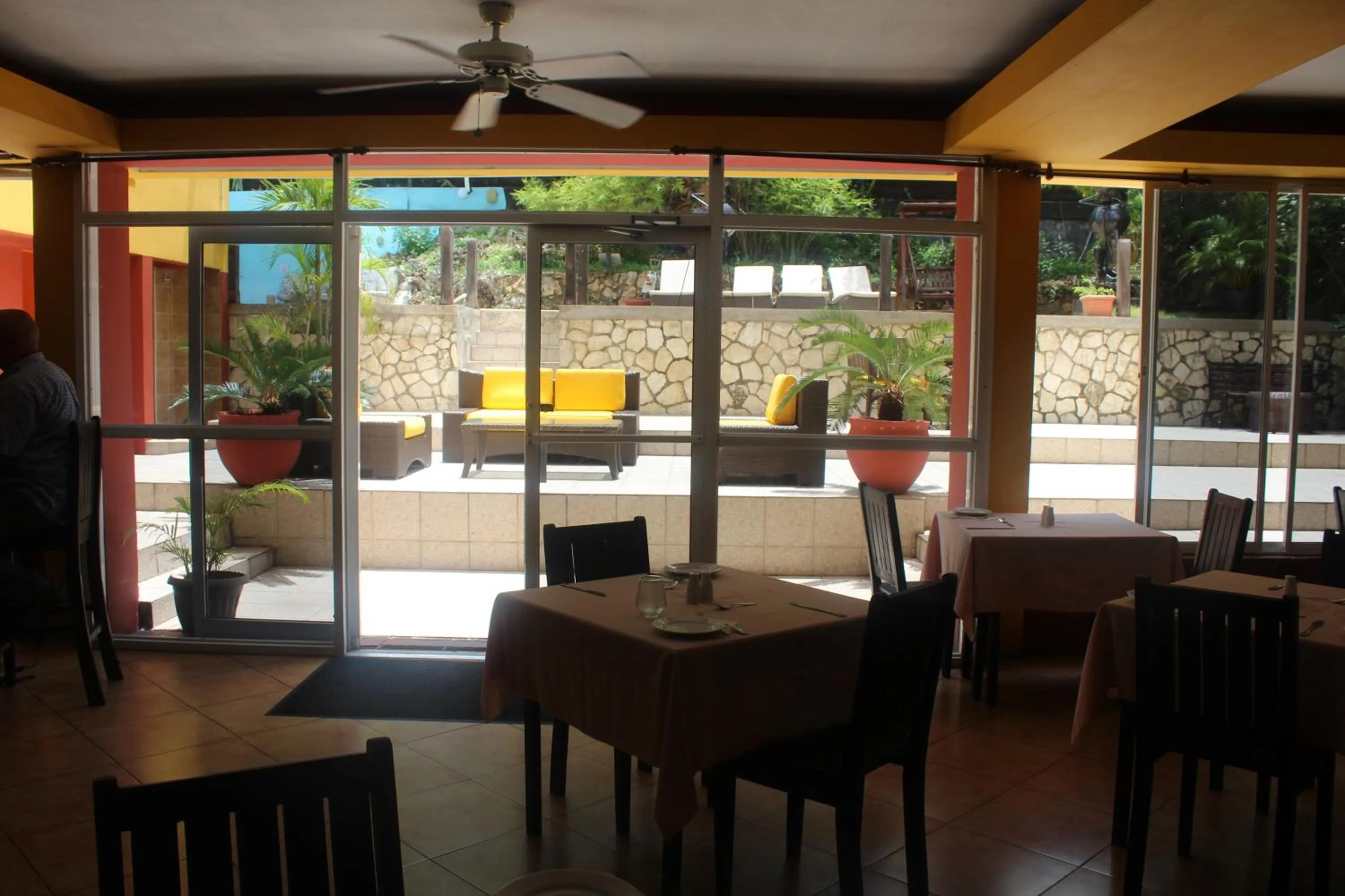 Restaurant/places to eat in Altamont West Hotel