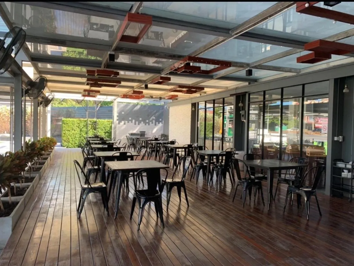 Restaurant/places to eat in Phurinda Residence