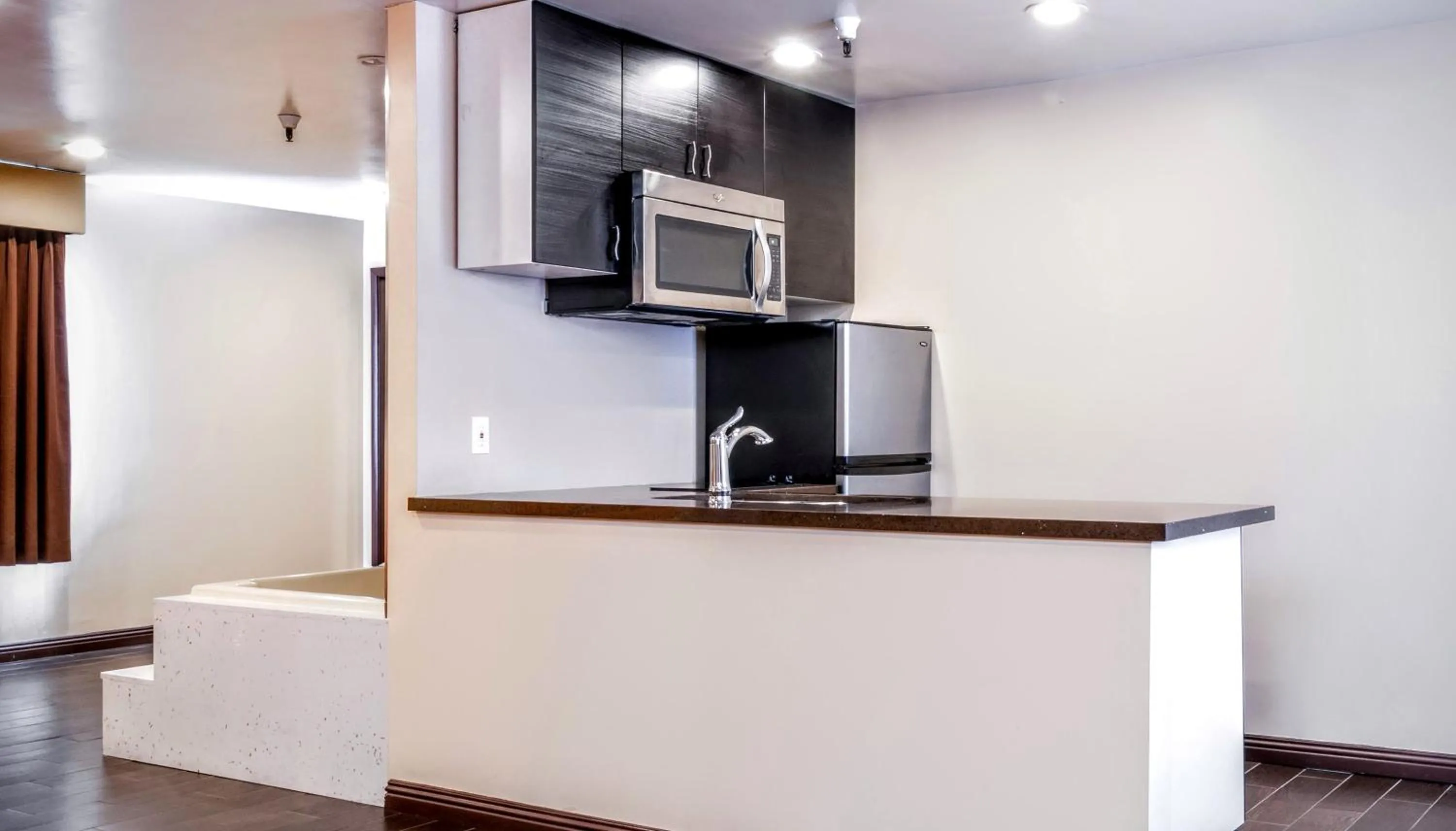 Kitchen or kitchenette in Redondo Pier Inn