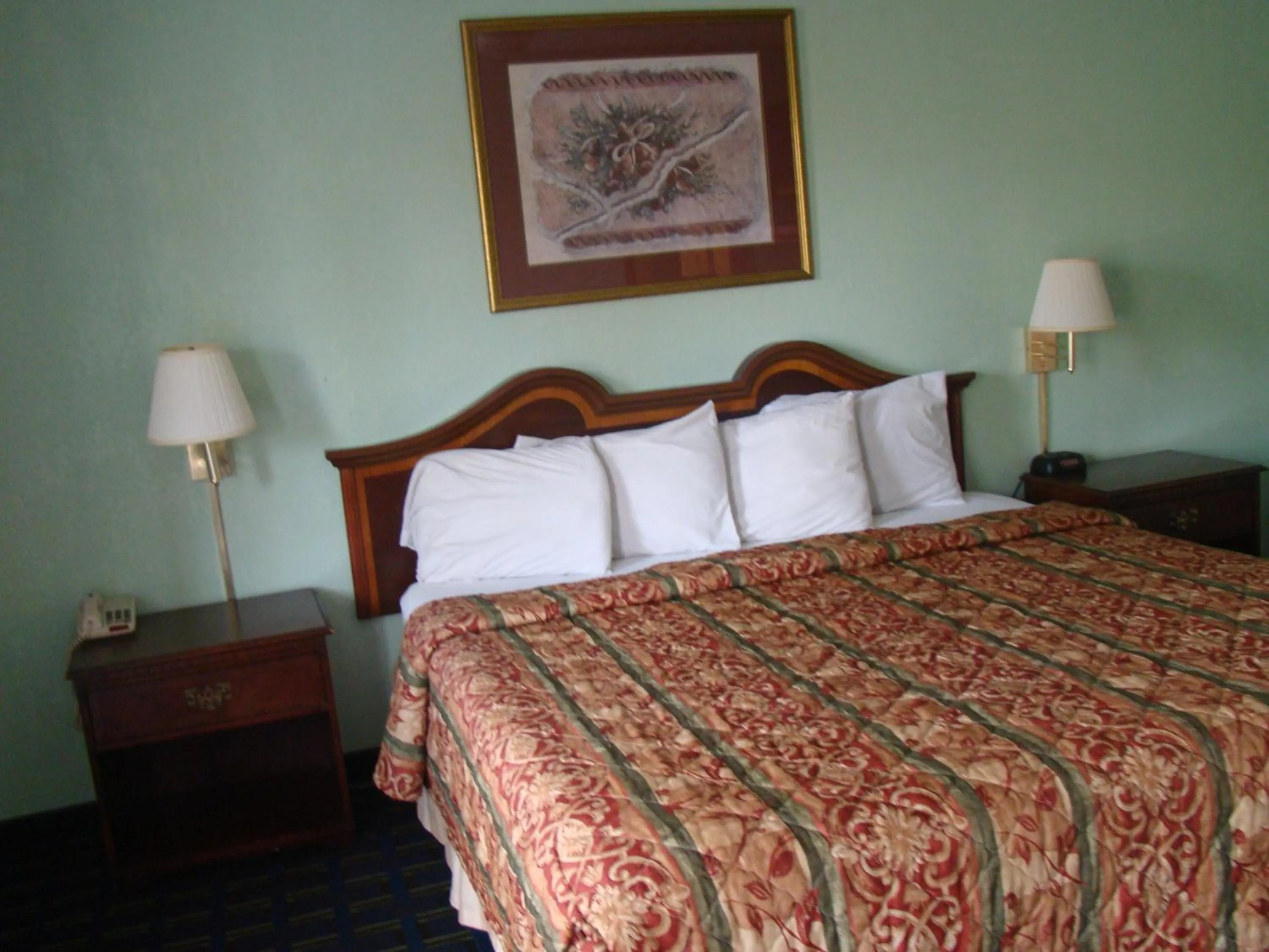 Photo of the whole room, Bed in Budget Inn Mount Airy